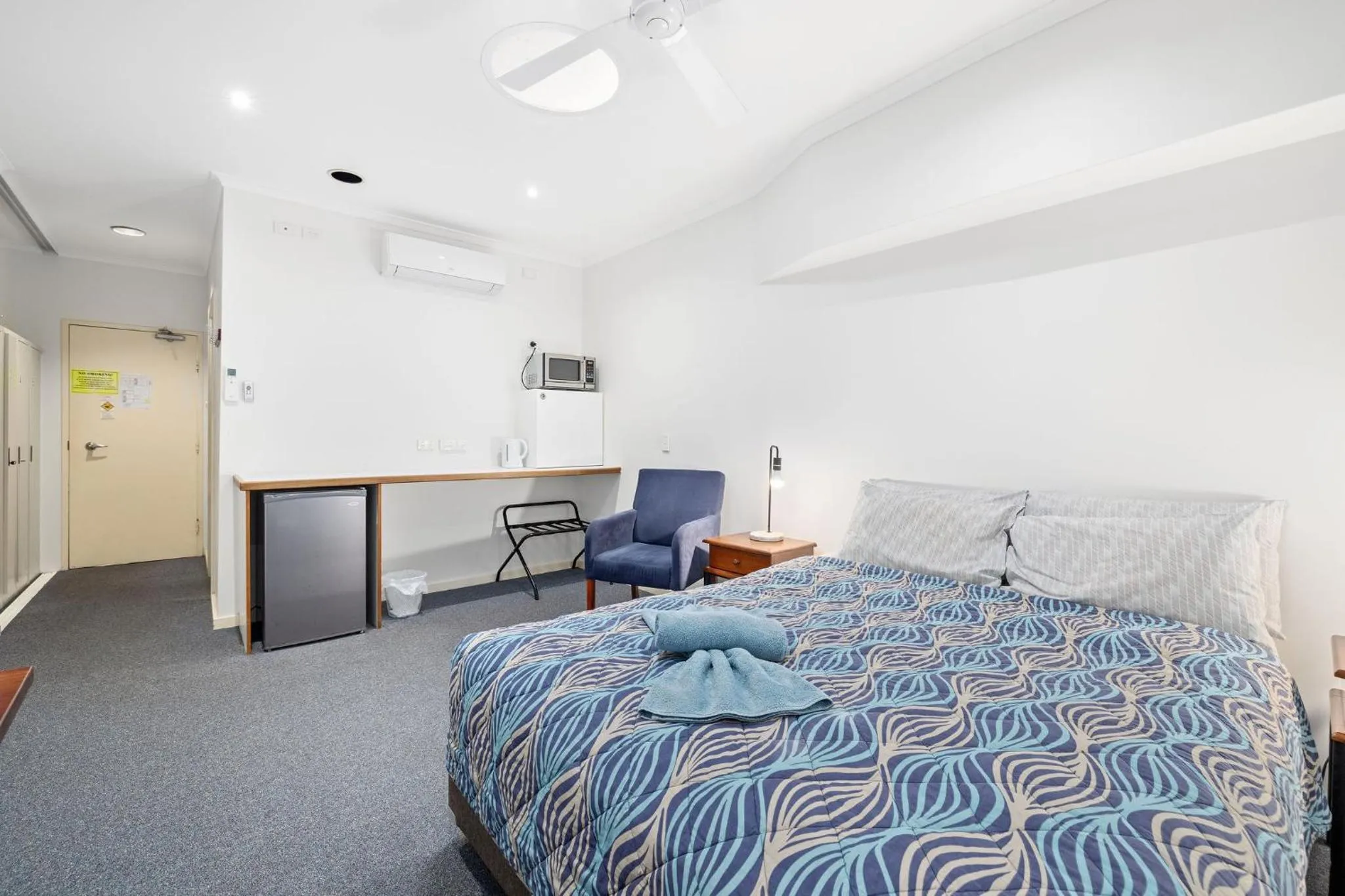 Photo of the whole room, Bed in Navigators Motel