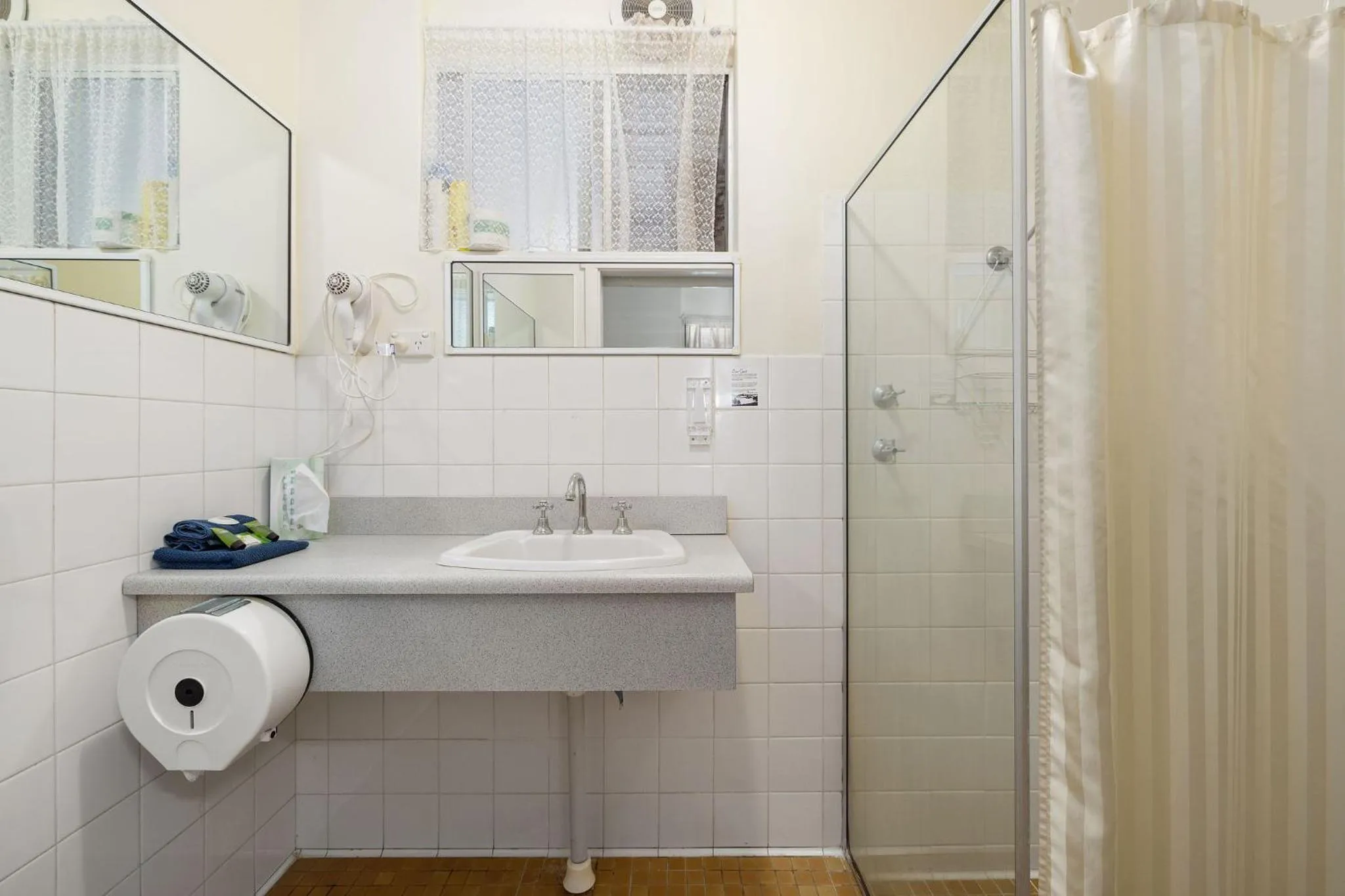 Bathroom in Navigators Motel