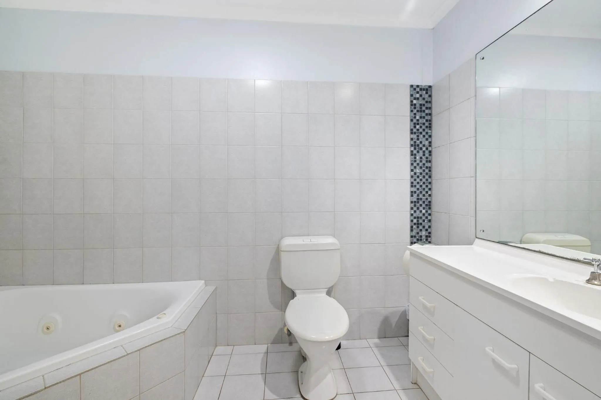 Bathroom in Navigators Motel