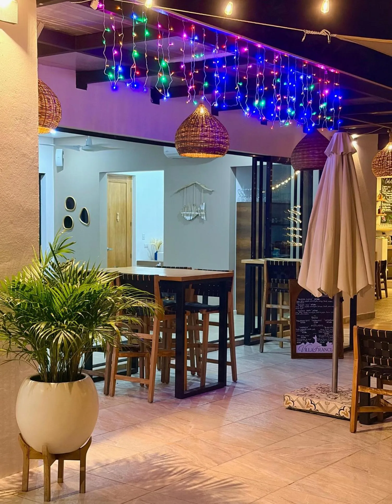 Restaurant/places to eat in Villa Francia