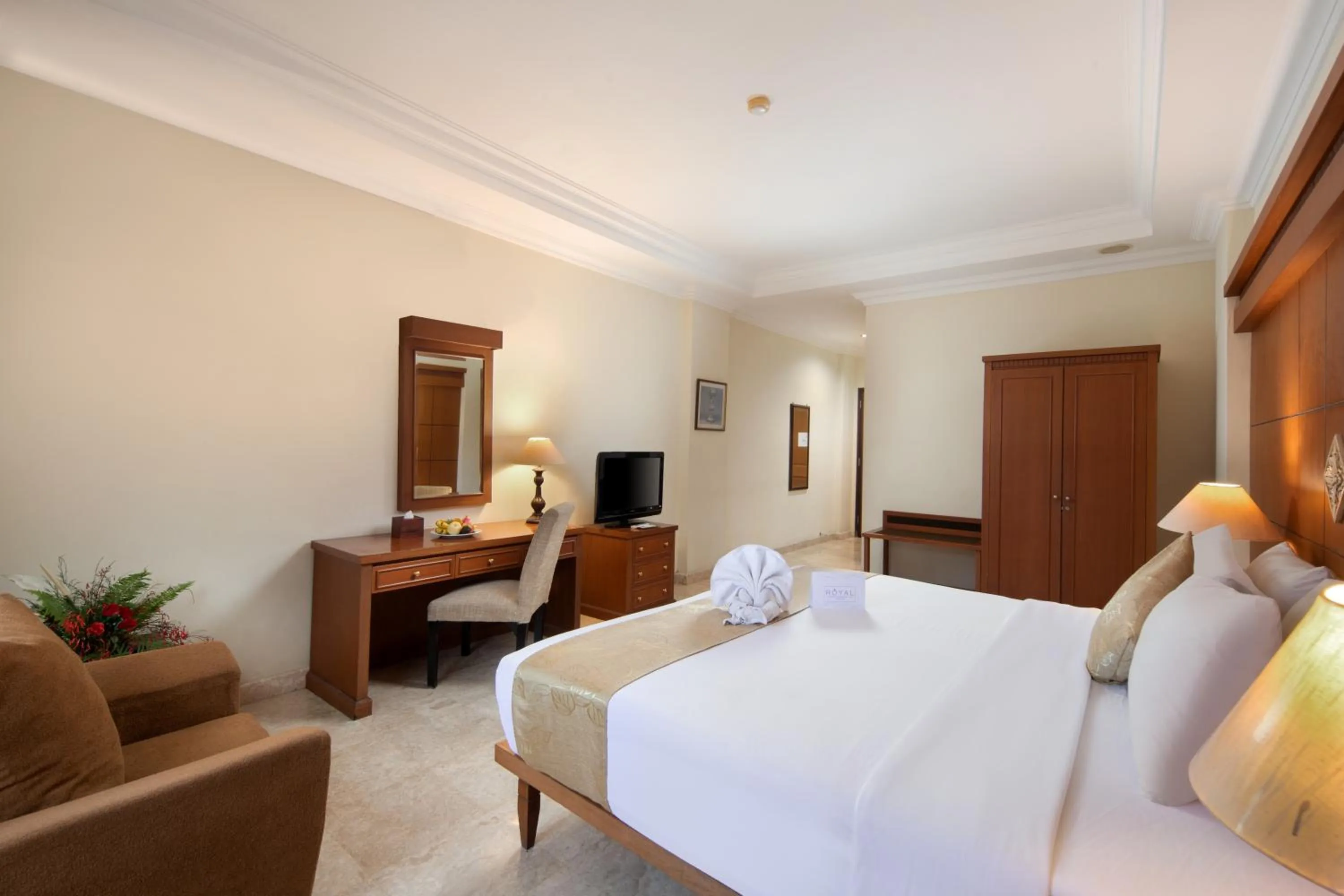 Bed in Royal Hotel and Convention Tretes