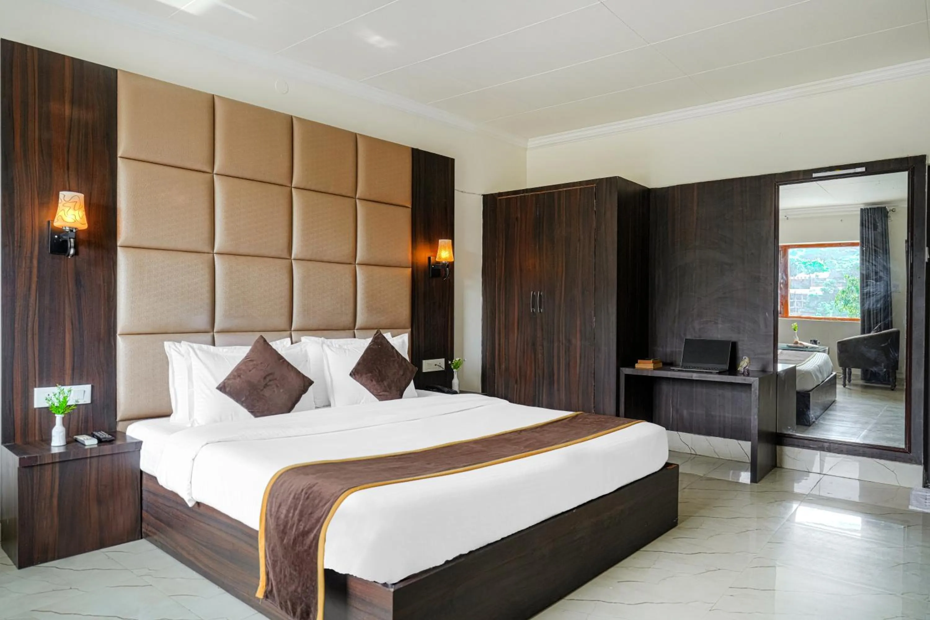 Bed in Pax Hotel Spring Solance 200 mtr from Gandhi Chowk Khajjiyar Road