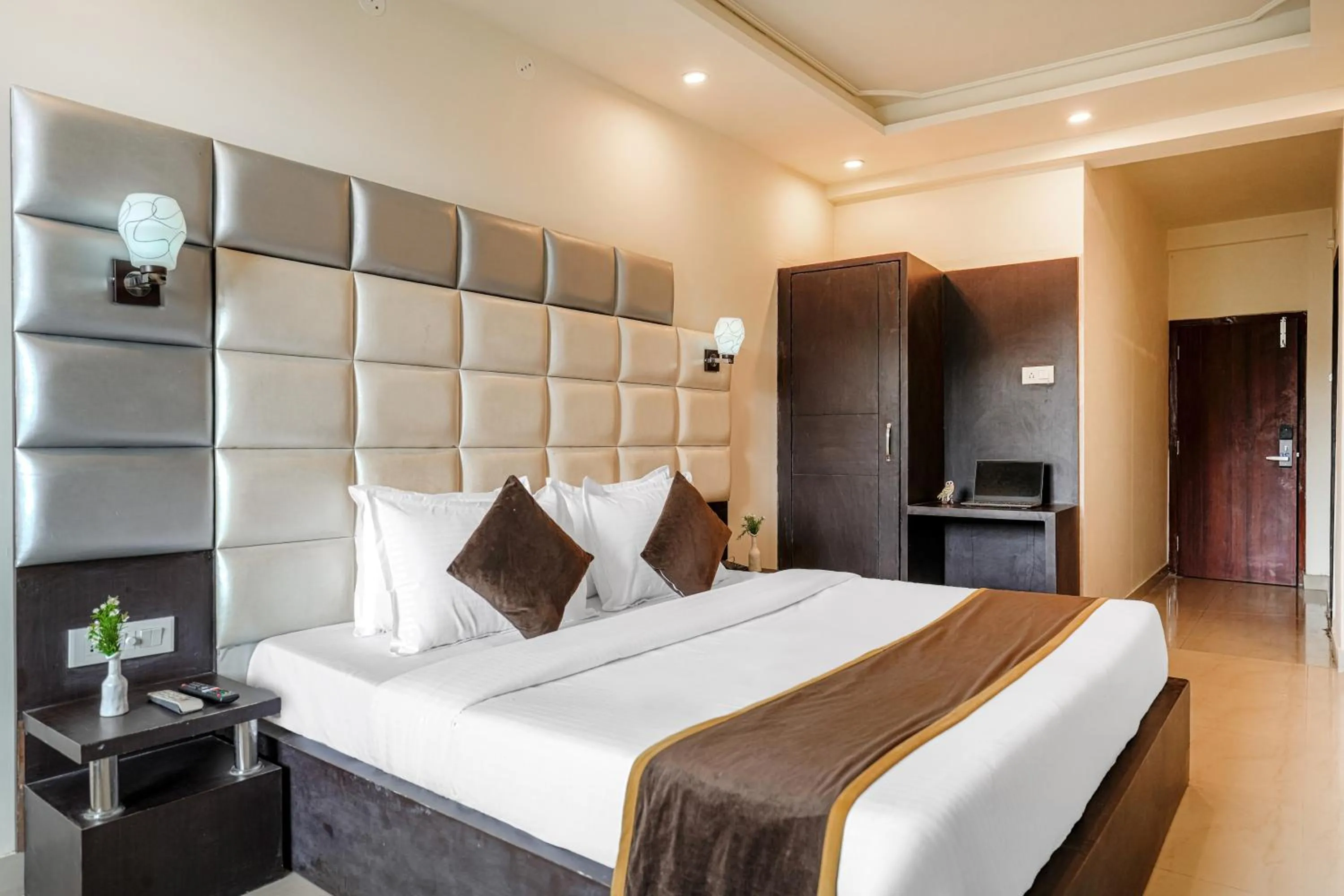 Bed in Pax Hotel Spring Solance 200 mtr from Gandhi Chowk Khajjiyar Road