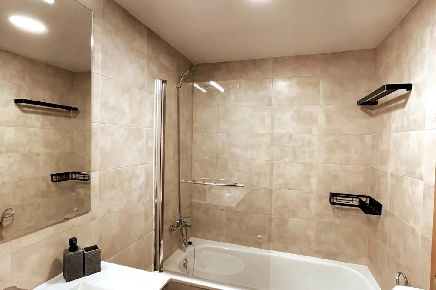 Shower in Aregoma Apartamento