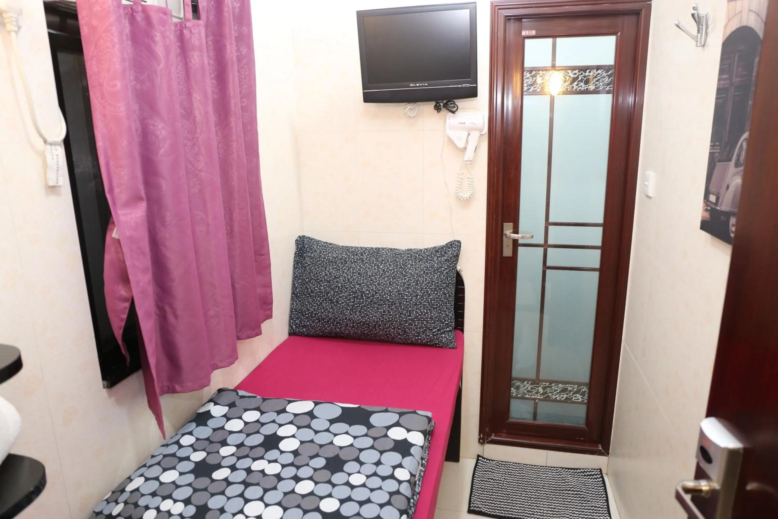 Bedroom, TV/Entertainment Center in Icon Inn