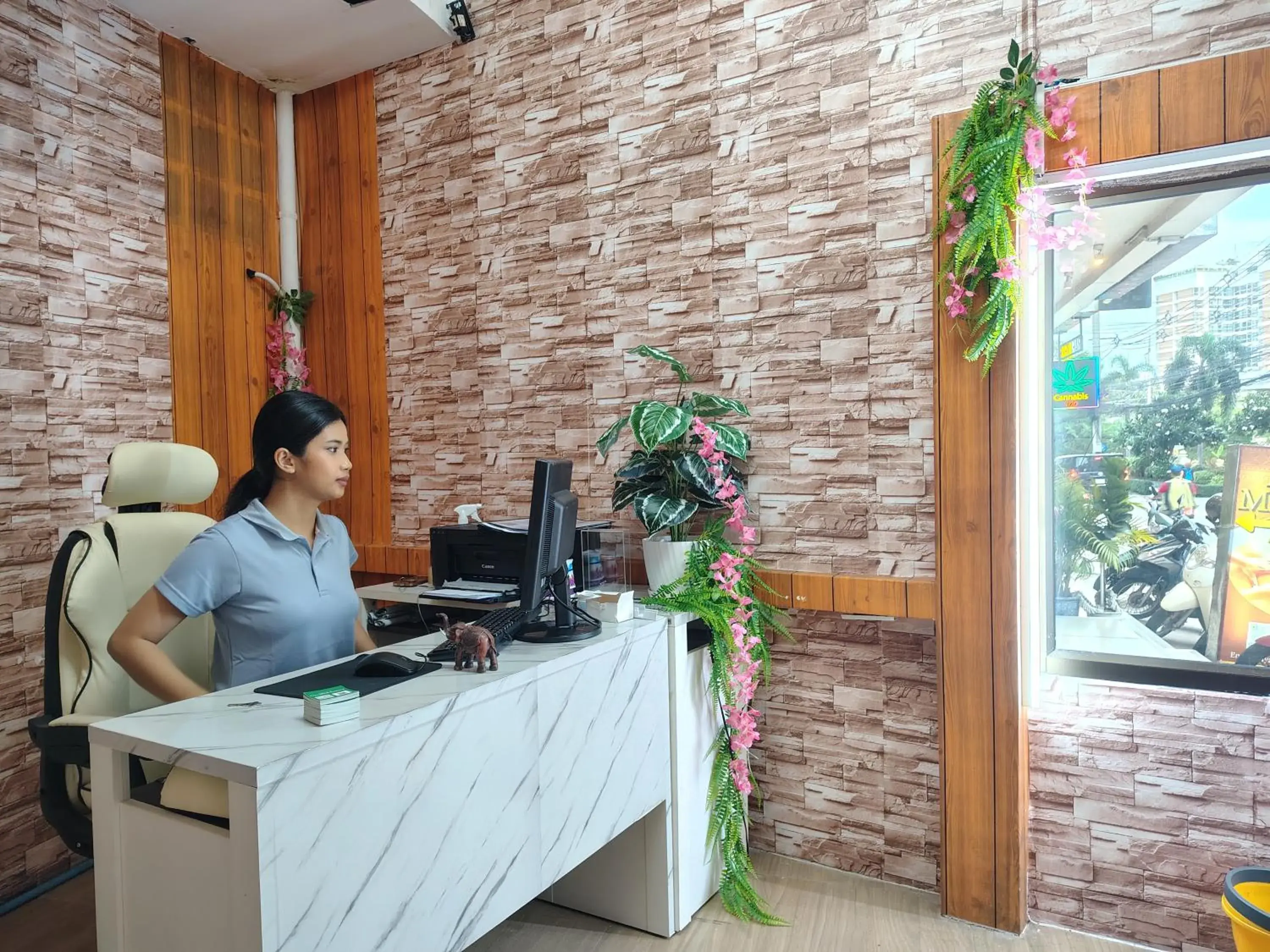 Facade/entrance in Priory Hillside Residence Facade/entrance in Priory Hillside Residence