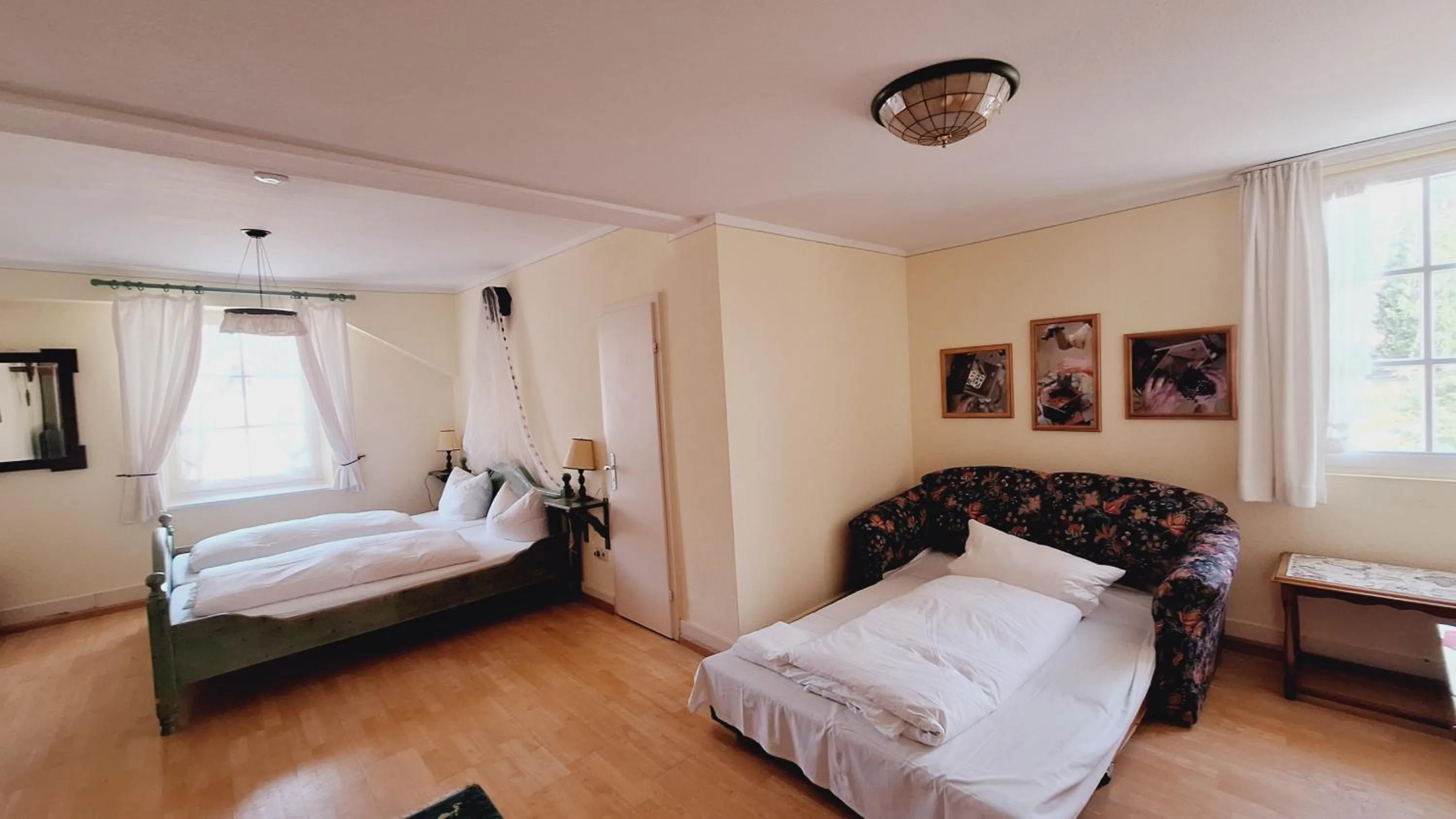 Bedroom, Bed in Hotel zum Kreuz