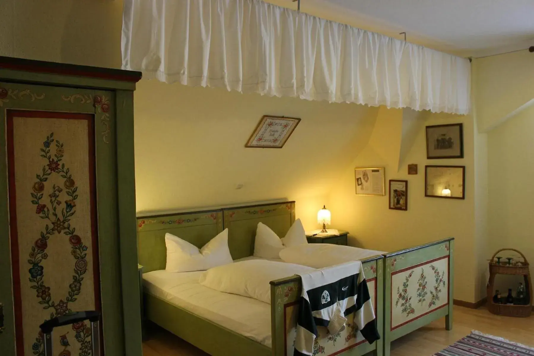 Large Twin Room in Hotel zum Kreuz Large Twin Room in Hotel zum Kreuz