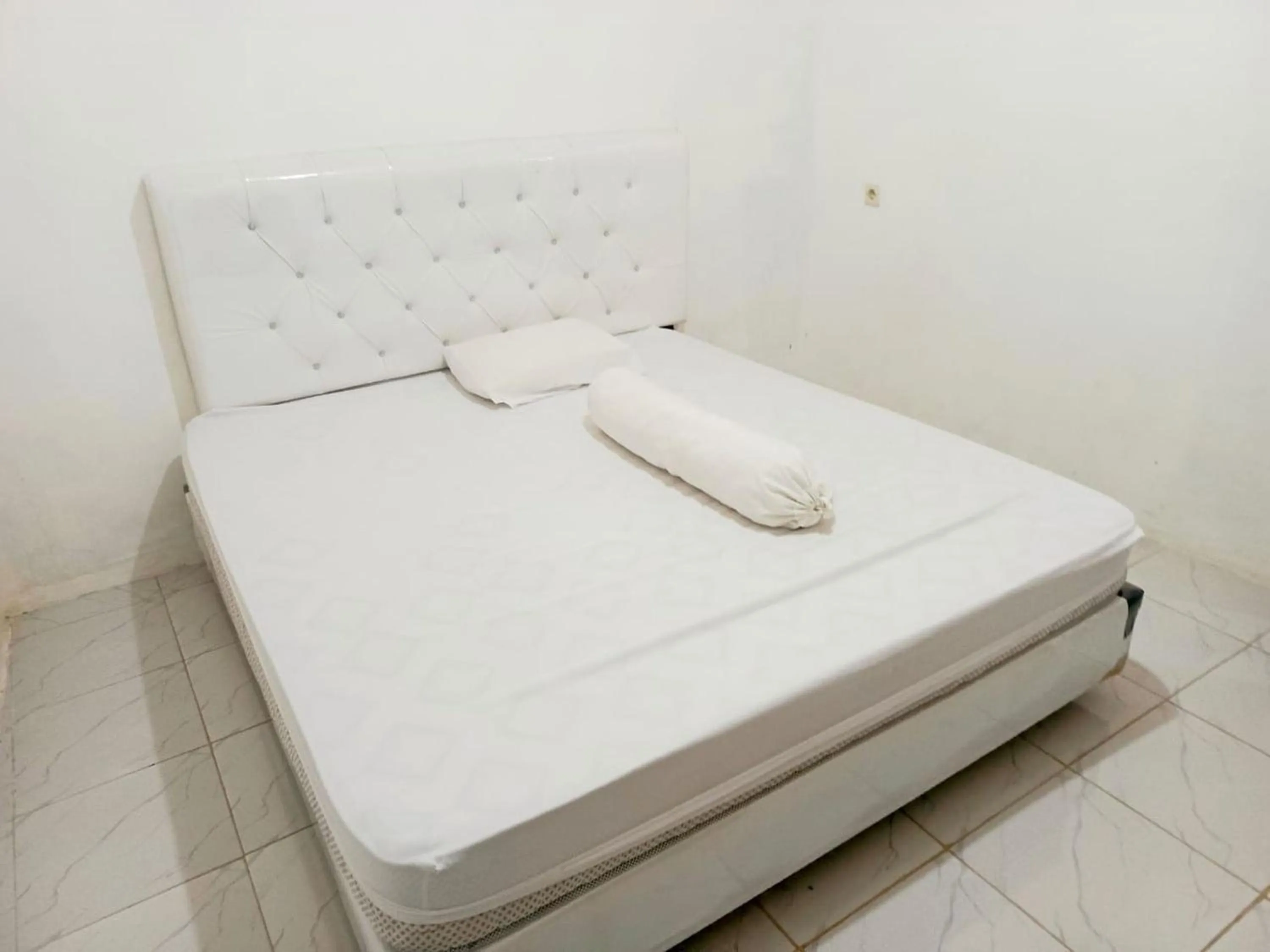 Photo of the whole room, Bed in Hotel O Mamanu Sukadamai Residence