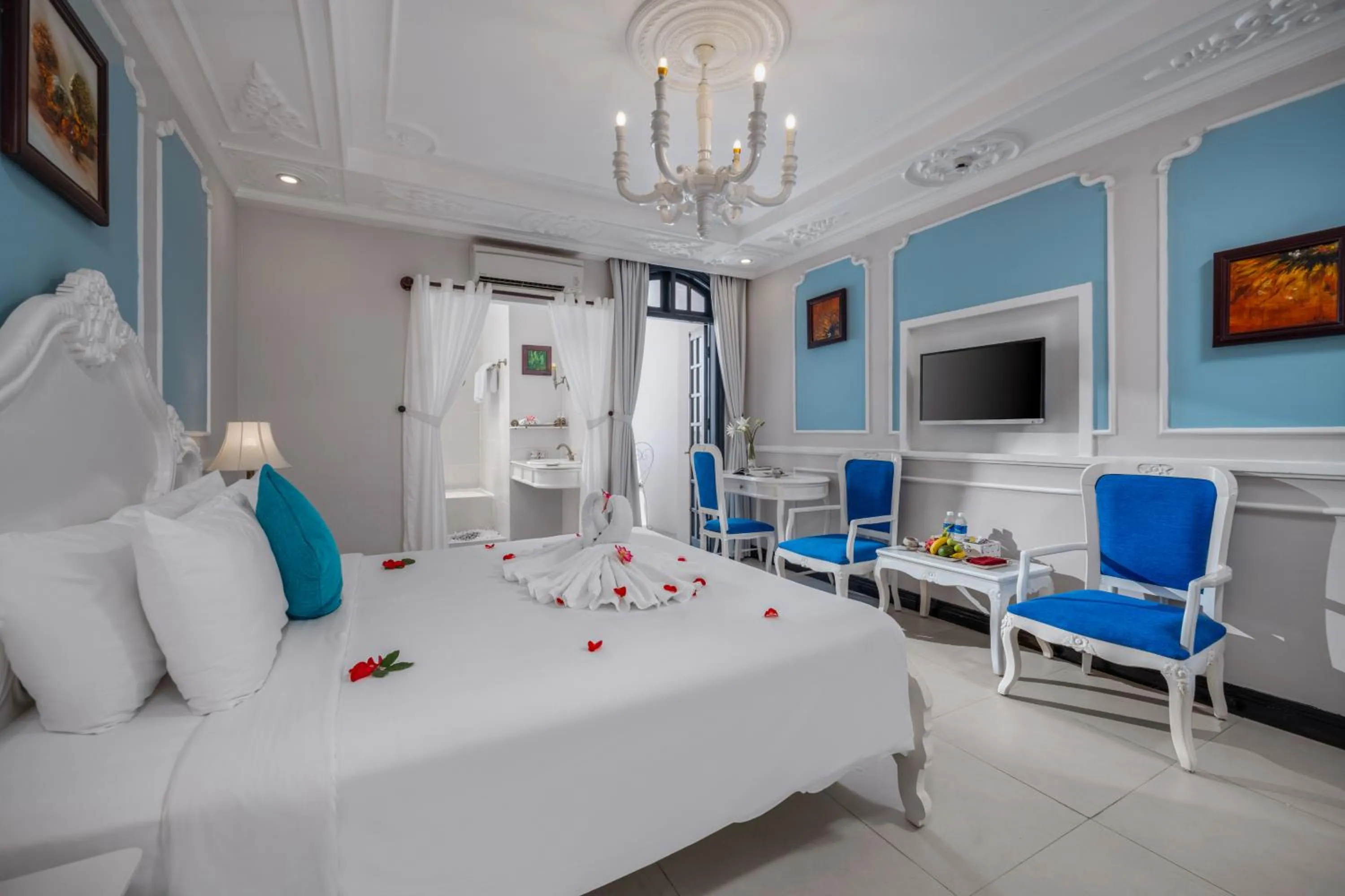 Bed in Hoi An Garden Palace and Spa - A Boutique Inspired by Nature