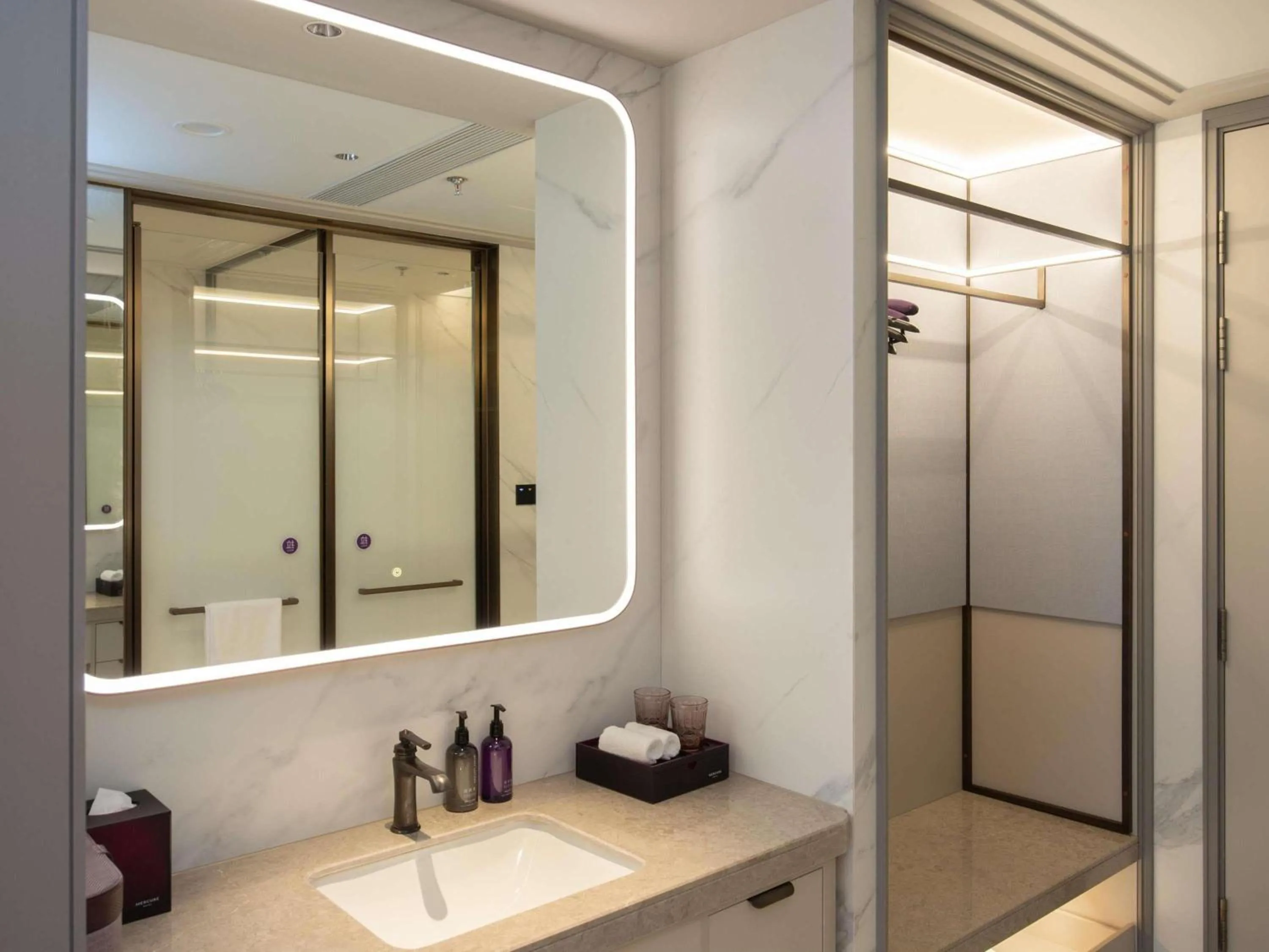 Bedroom in Mercure Haikou City Center