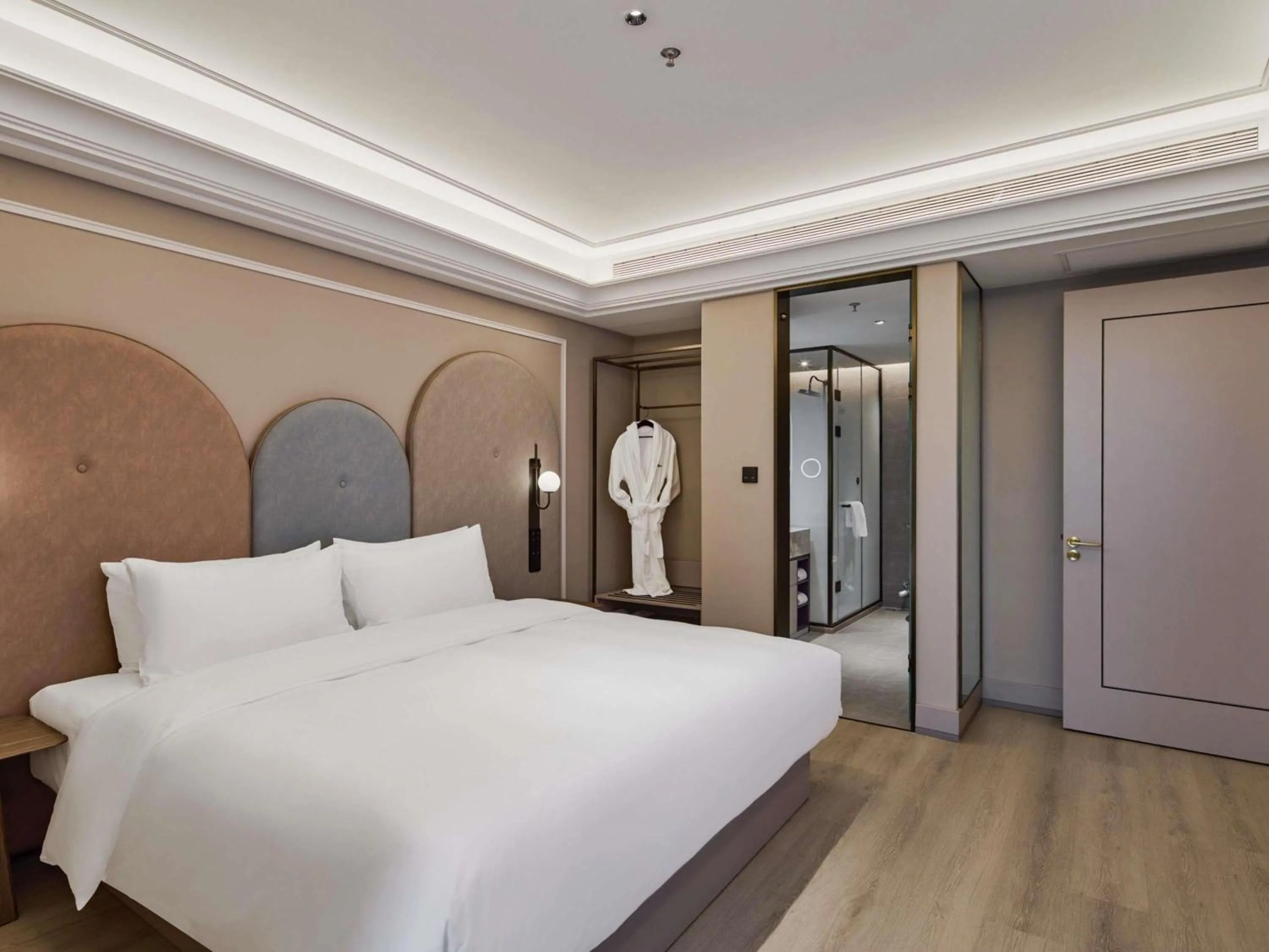 Photo of the whole room, Bed in Mercure Hangzhou West Lake Fengqi Road