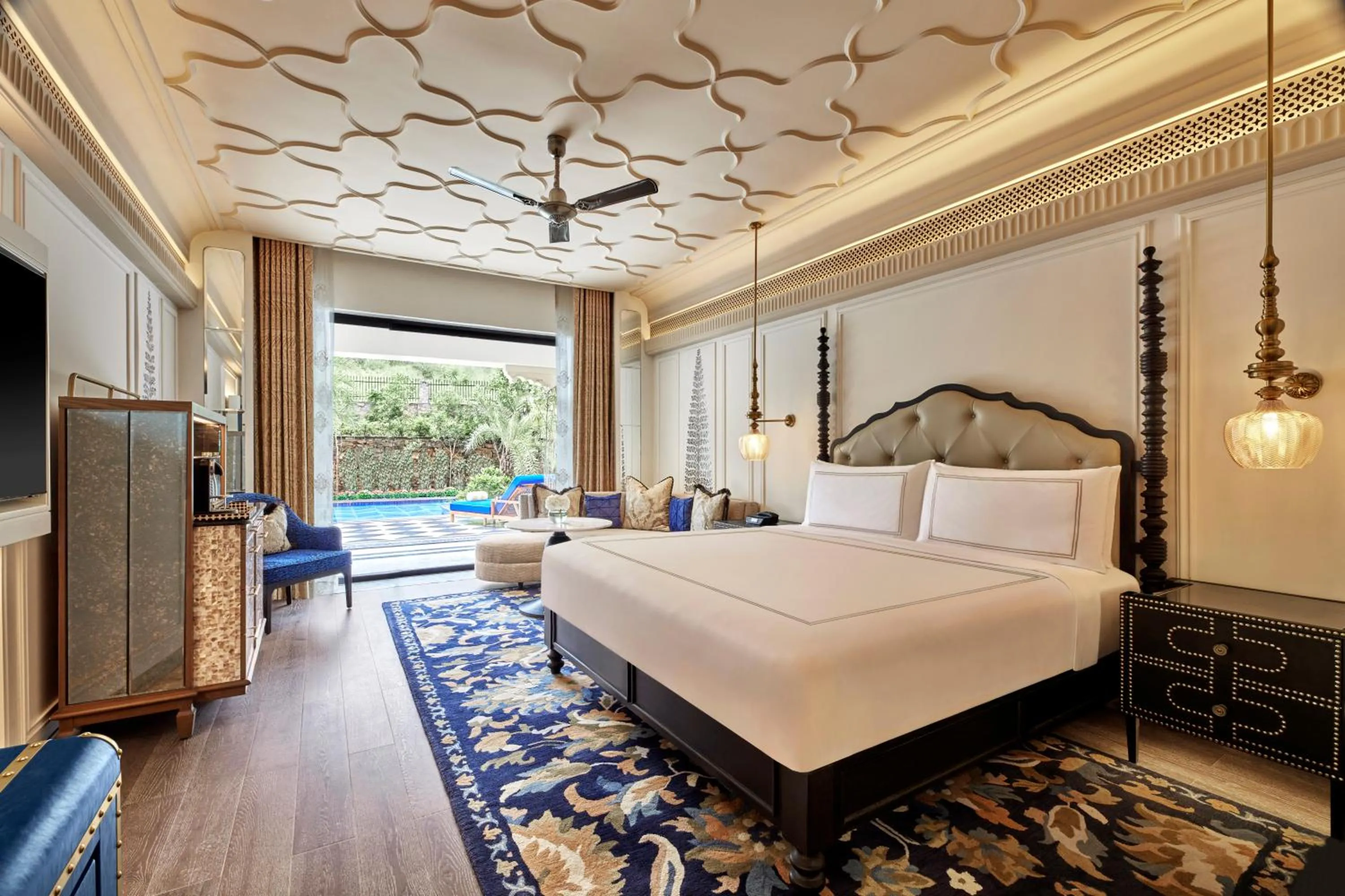 Bed in Fairmont Udaipur Palace