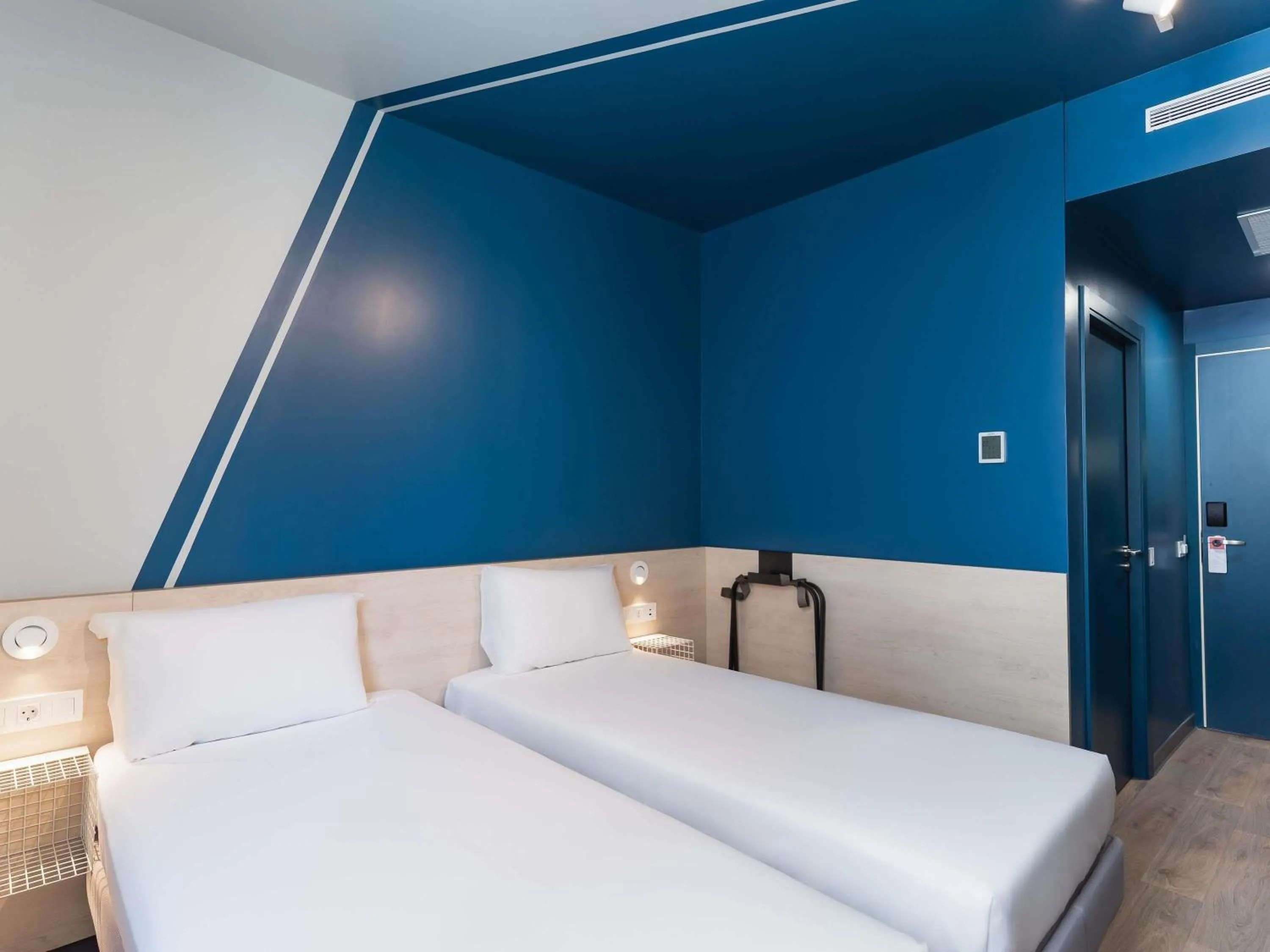 Bedroom, Bed in ibis budget Madrid Albasanz