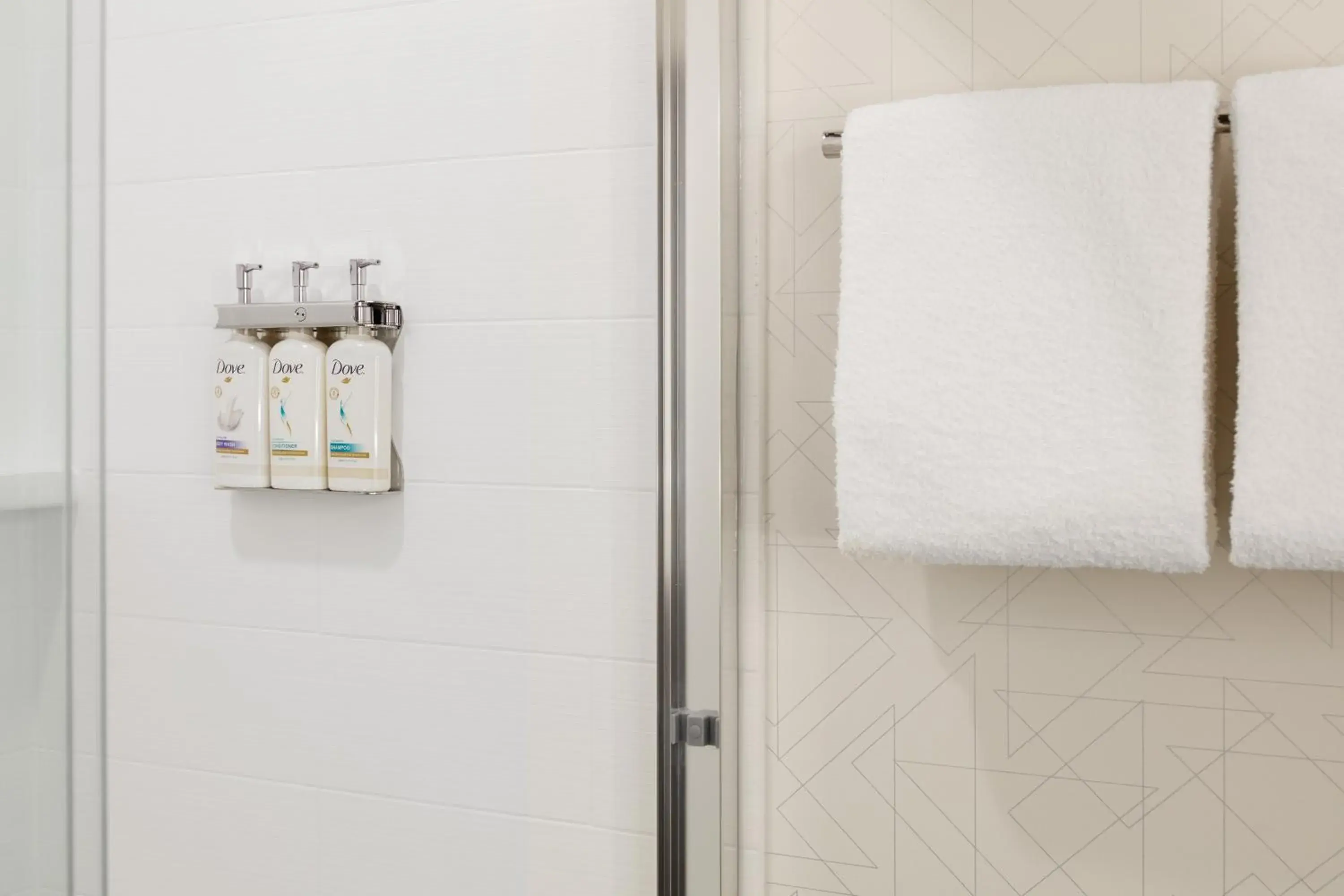 Standard King Room with Mobility Accessible Tub in Holiday Inn Express Houston Downtown by IHG Standard King Room with Mobility Accessible Tub in Holiday Inn Express Houston Downtown by IHG