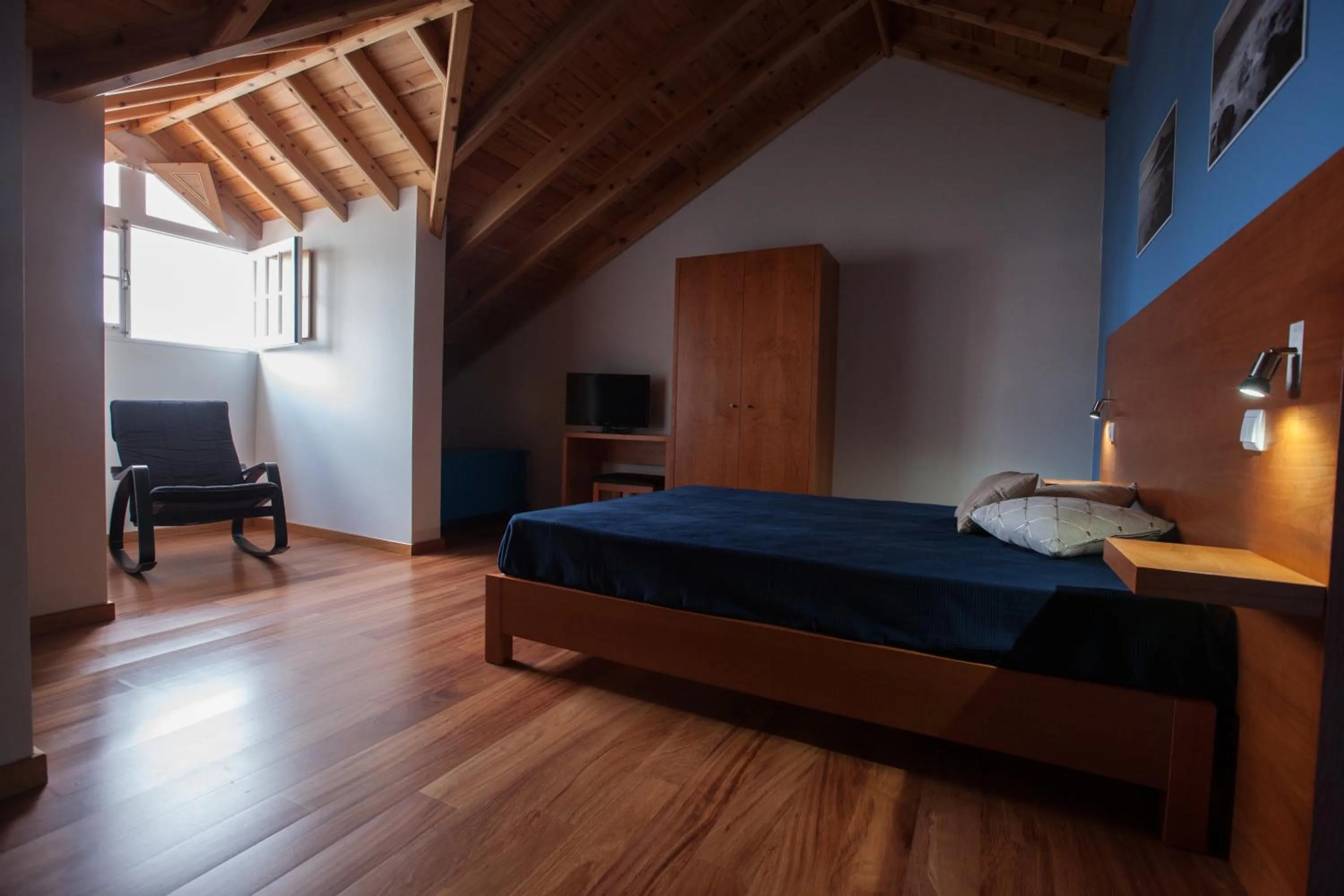 Photo of the whole room, Bed in Pico da Saudade