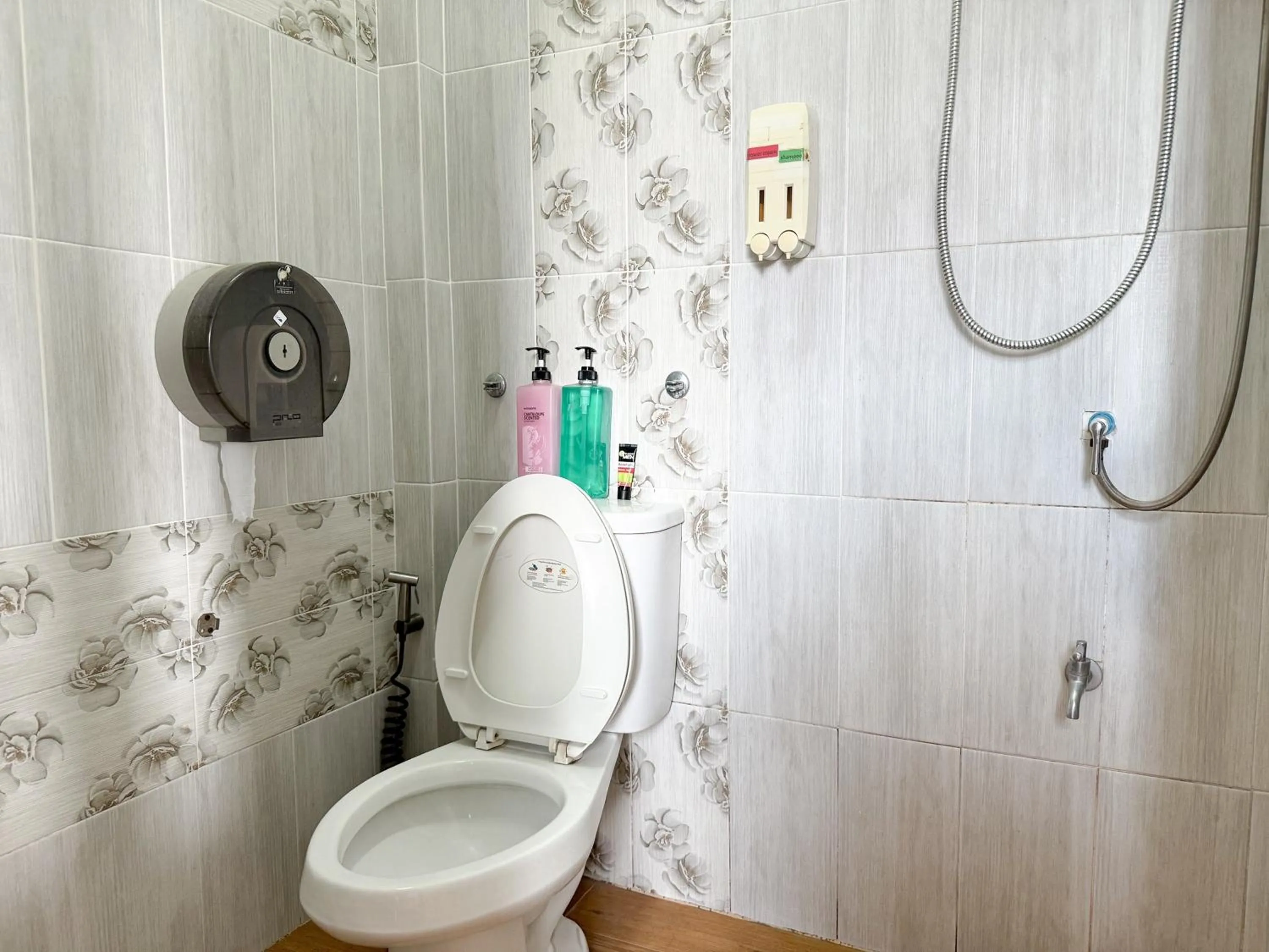 Shower in Ashi Poshtel