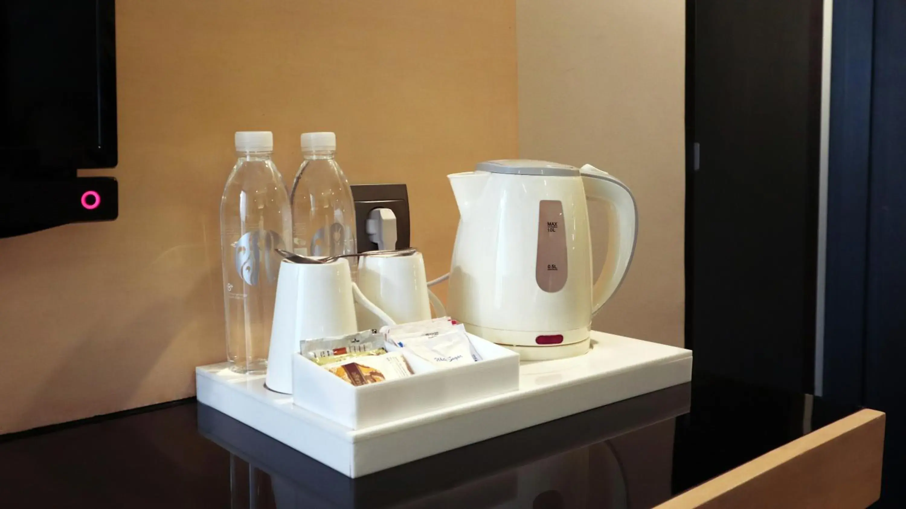 Coffee/tea facilities in AI Hotel Jakarta Thamrin