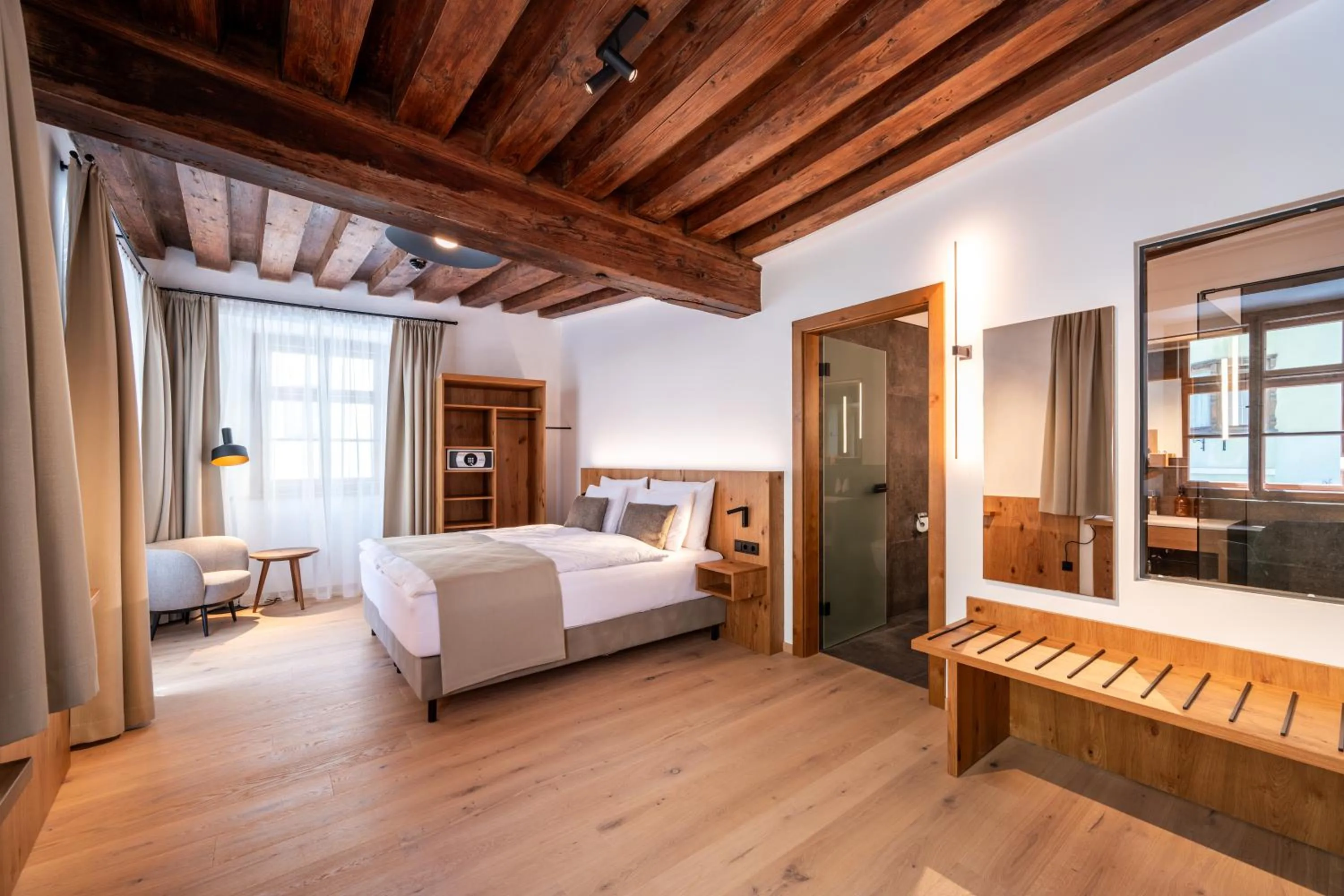 Photo of the whole room, Bed in Hotel Traube Rattenberg