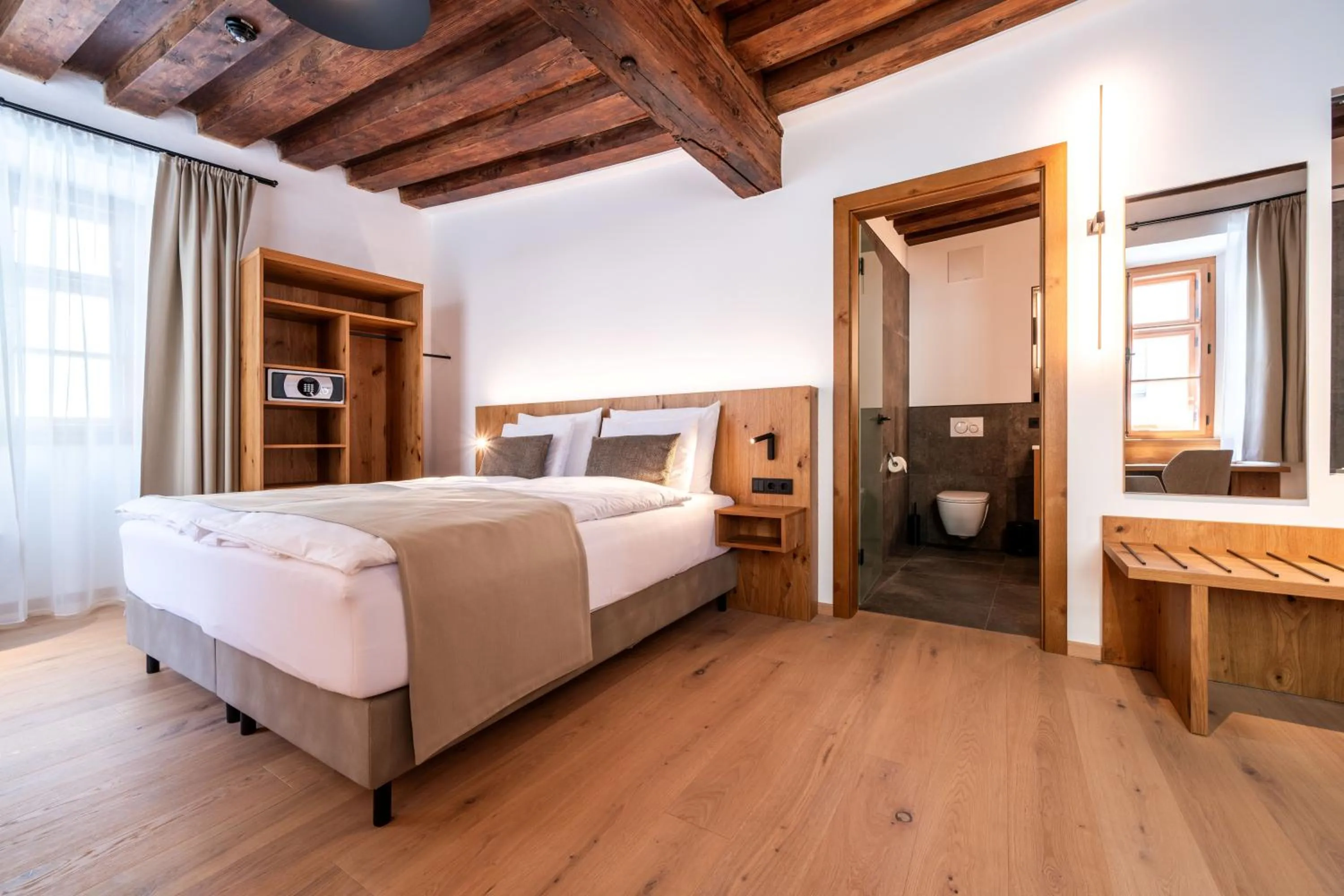 Photo of the whole room, Bed in Hotel Traube Rattenberg