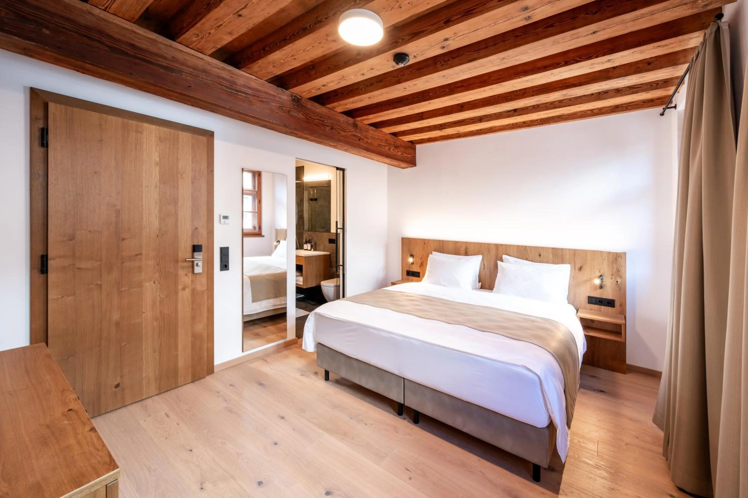 Photo of the whole room, Bed in Hotel Traube Rattenberg