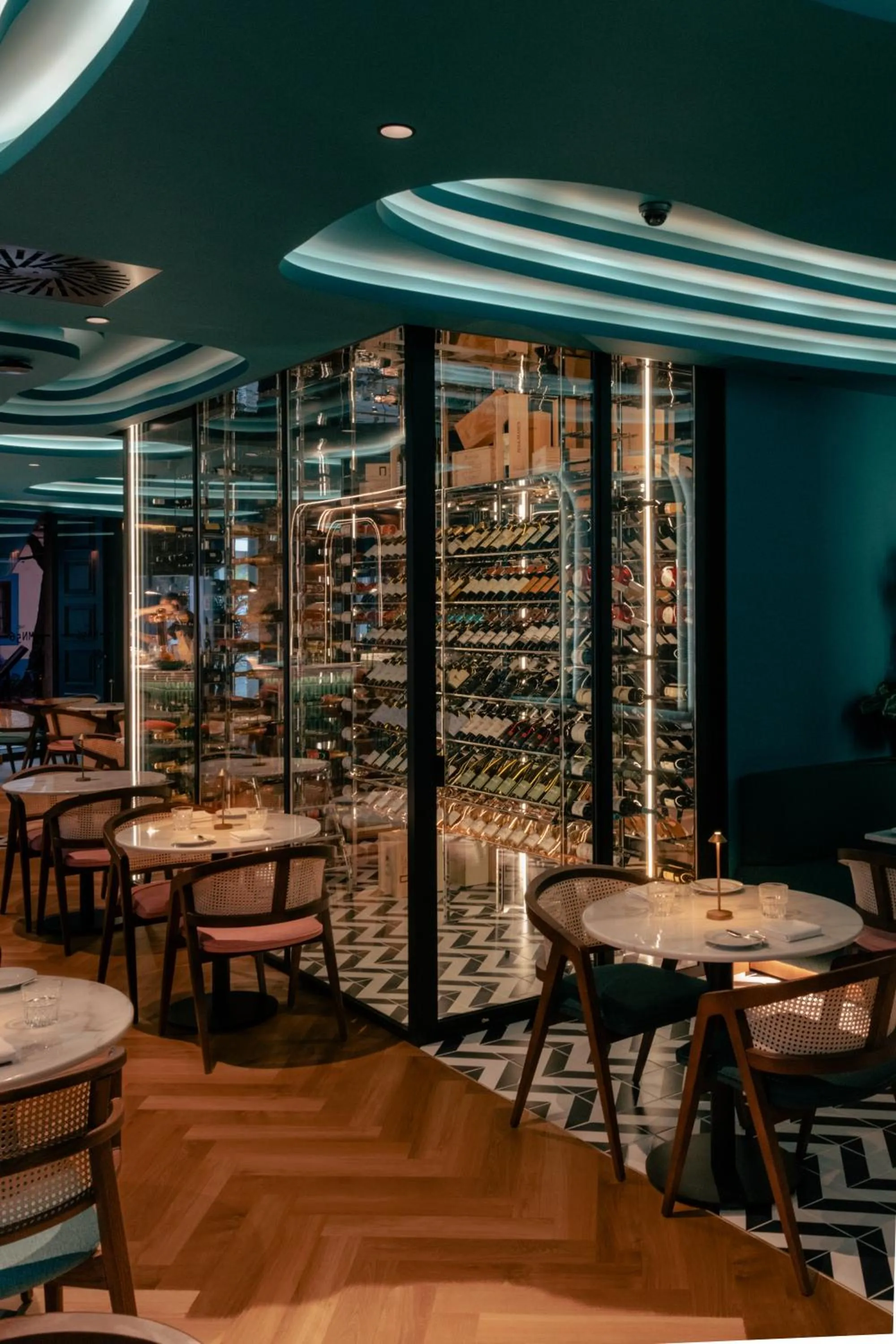 Restaurant/places to eat in The MN56 Hotel