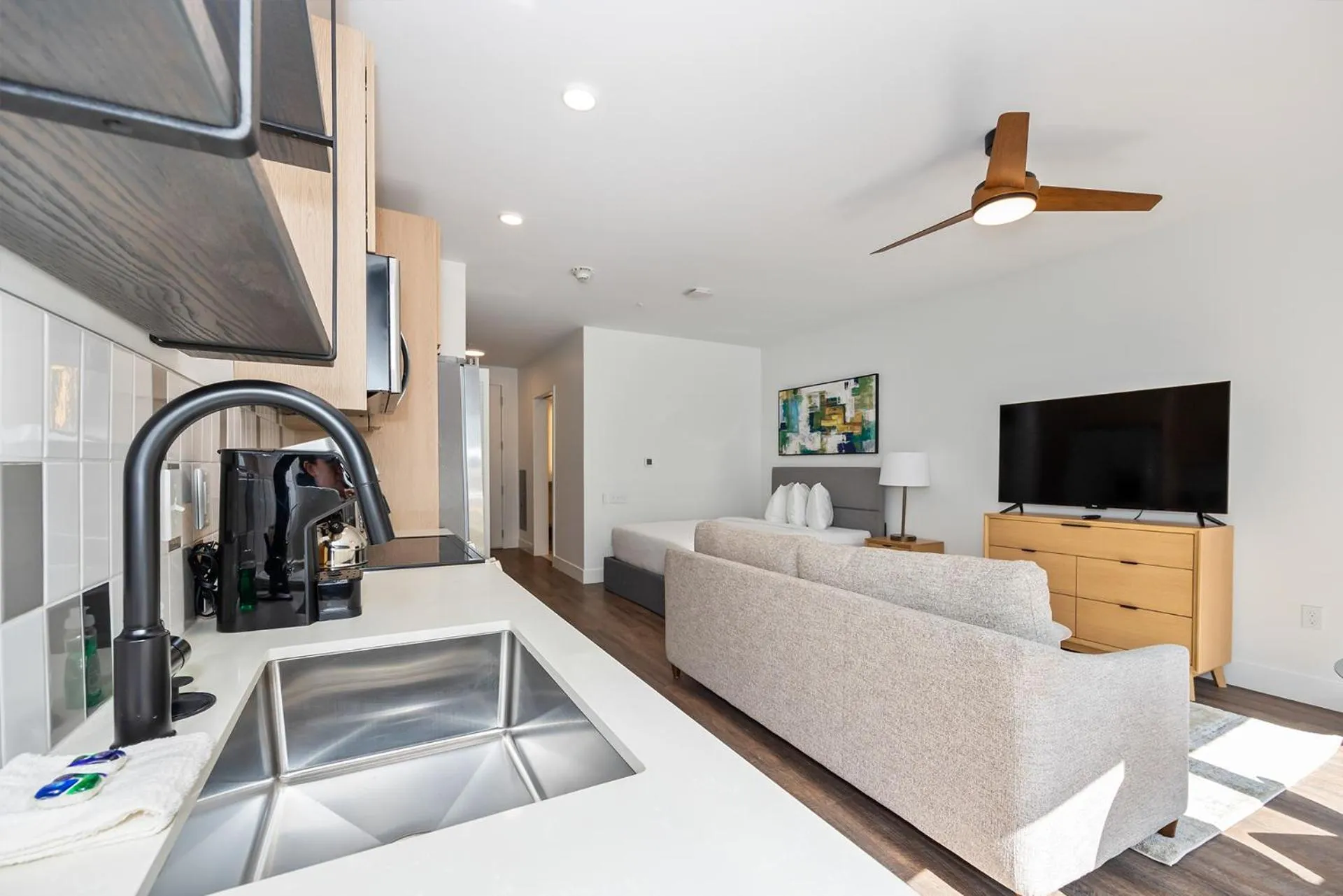 Photo of the whole room in Anthem House Huntsville MidCity, powered by Placemakr