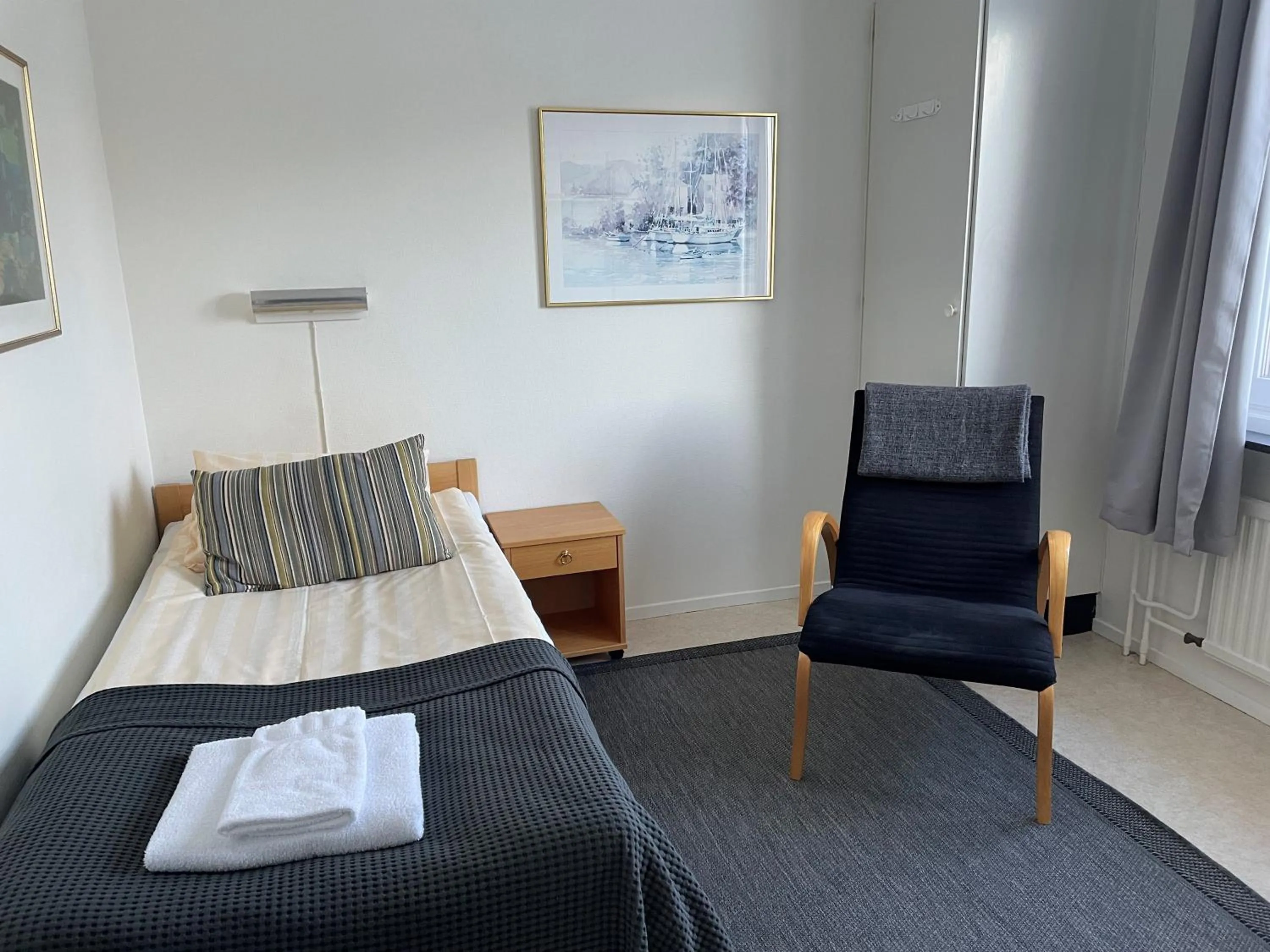 Bed in RS Lägenhetshotell Skövde