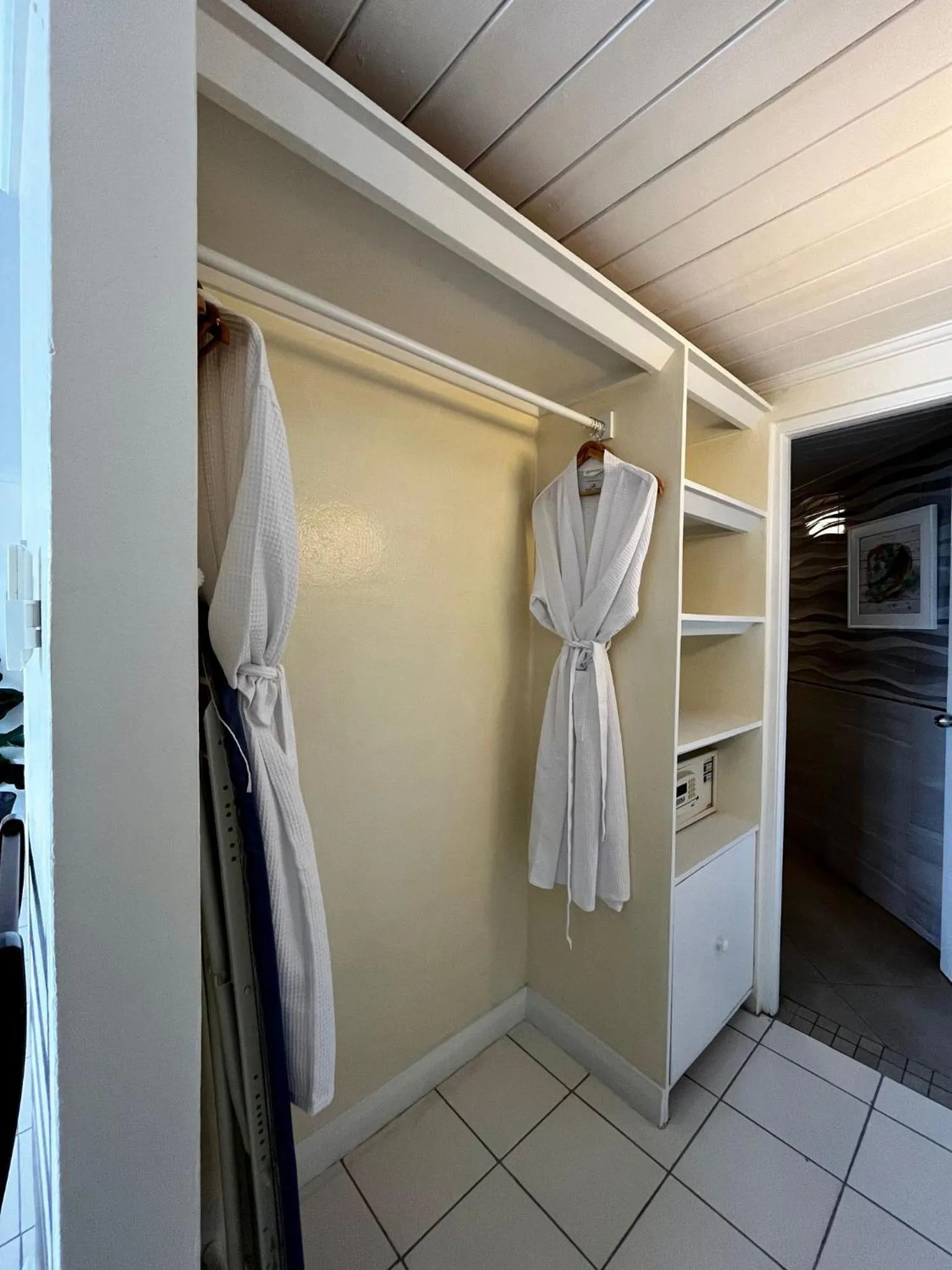 wardrobe in Hôtel Le Roy