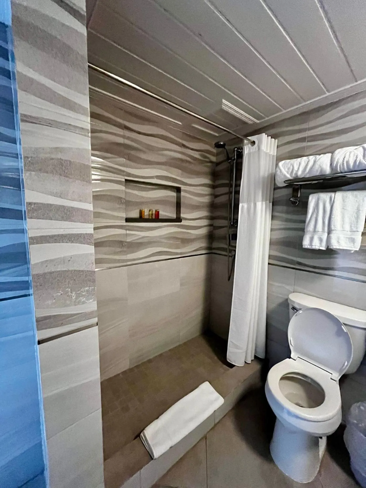 Bathroom in Hôtel Le Roy