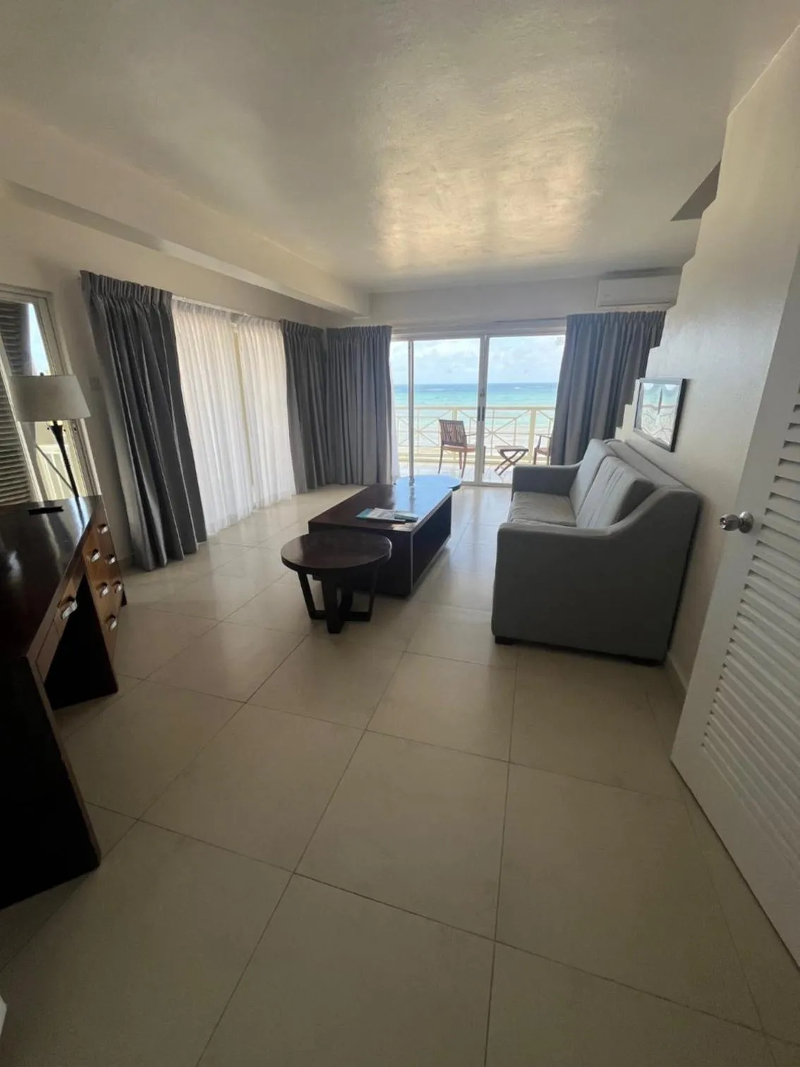 Living room, Bed in Hôtel Le Roy