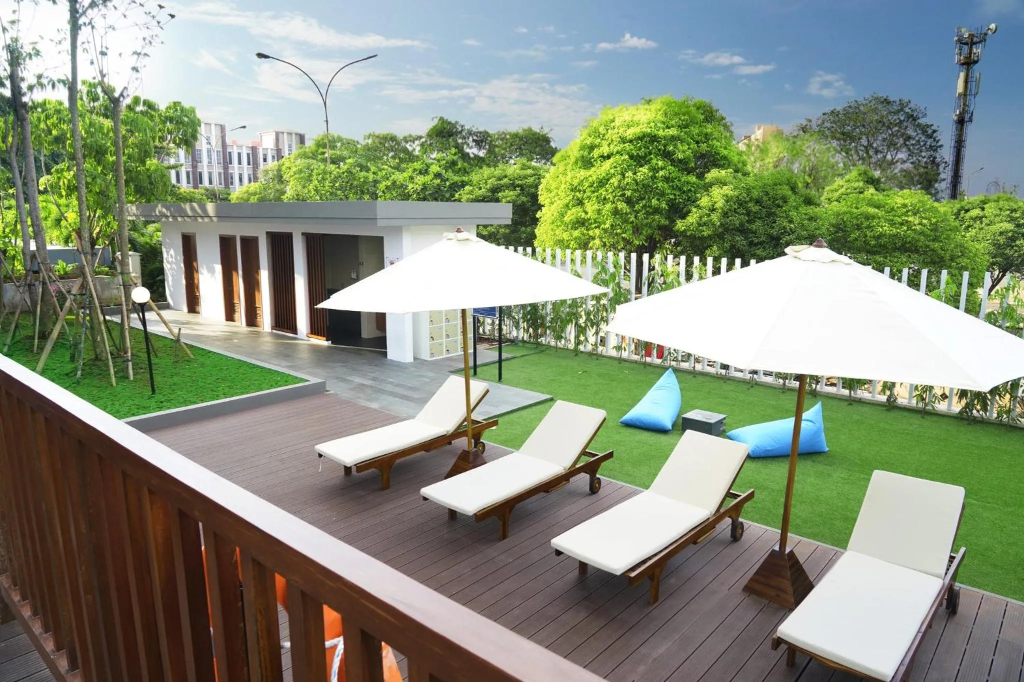 Swimming pool in Holiday Inn Express Jakarta International Expo by IHG