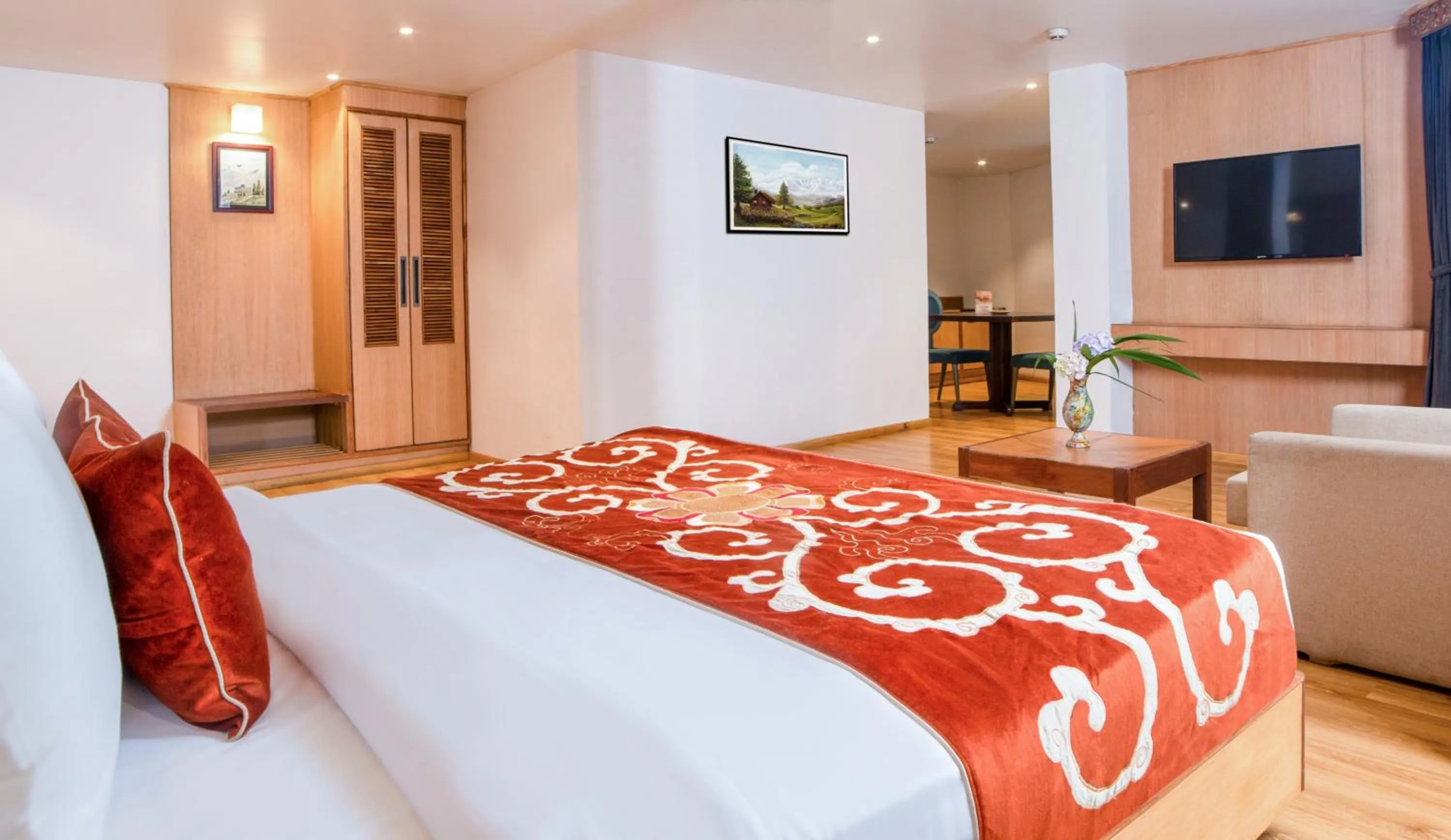 Bed in Summit Swiss Heritage Resort & Spa