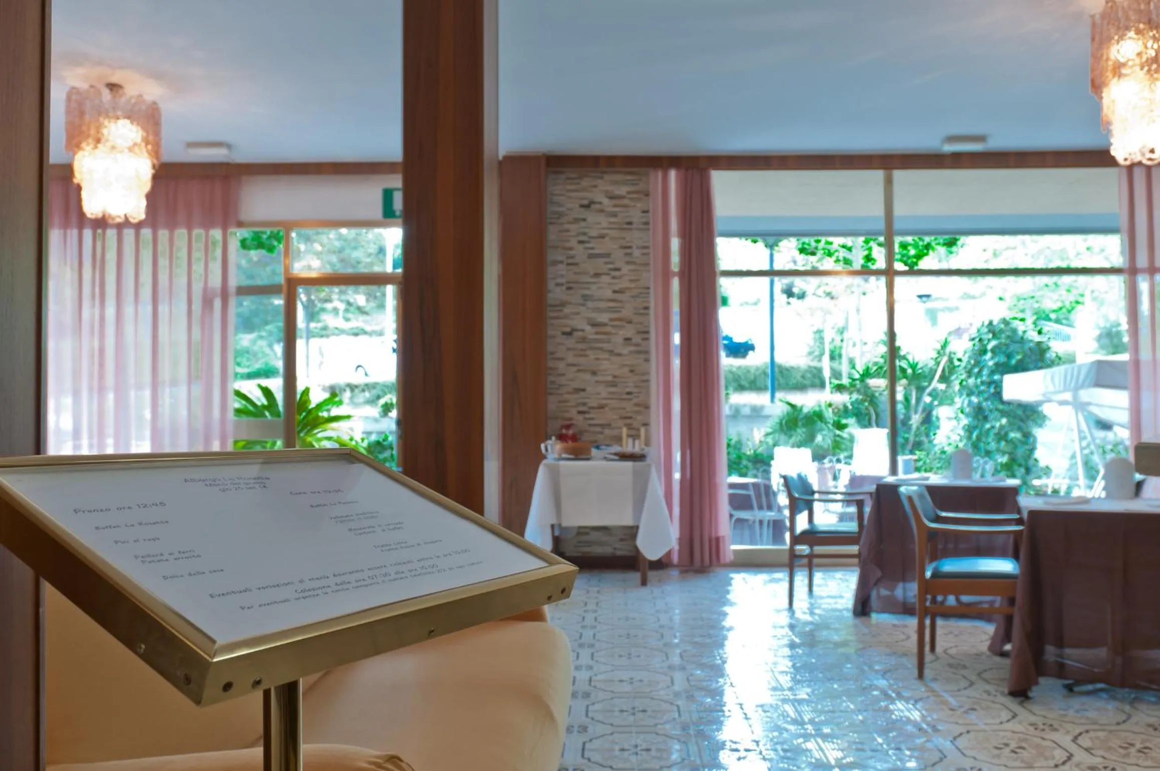 Communal lounge/ TV room in Albergo La Rosetta