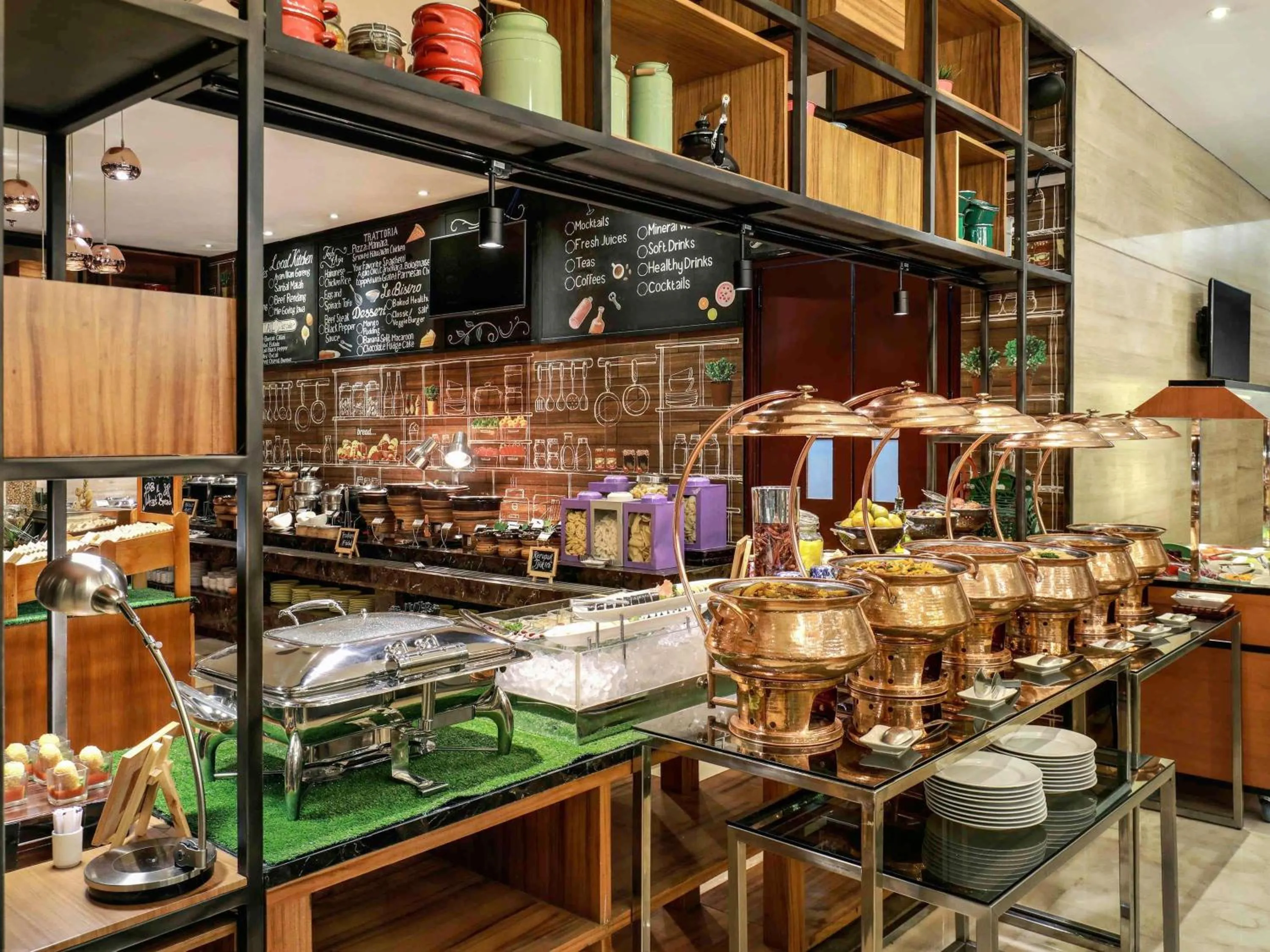 Restaurant/places to eat in Mercure Jakarta Cikini