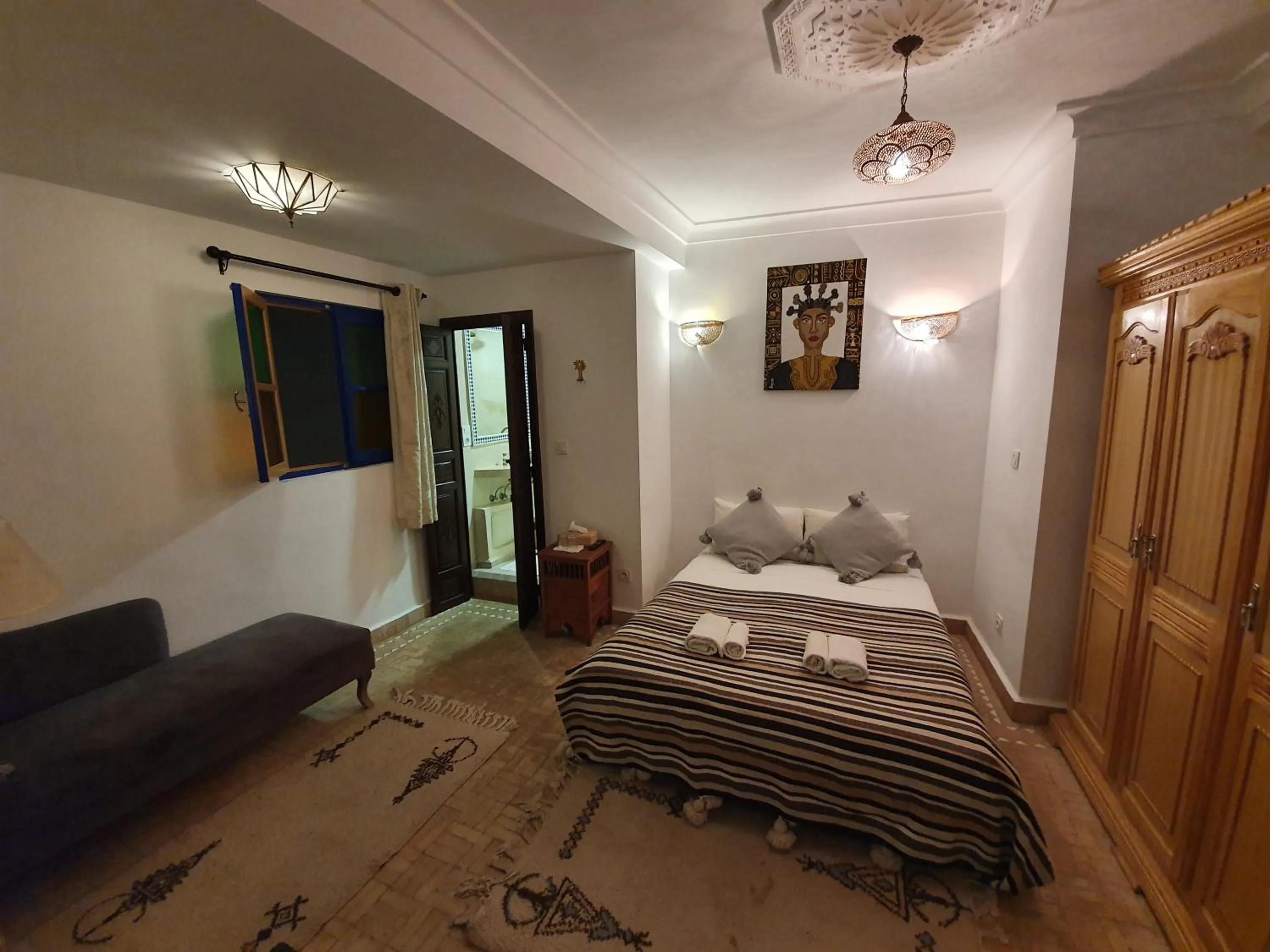 Bed in Riad Alma Mouassine