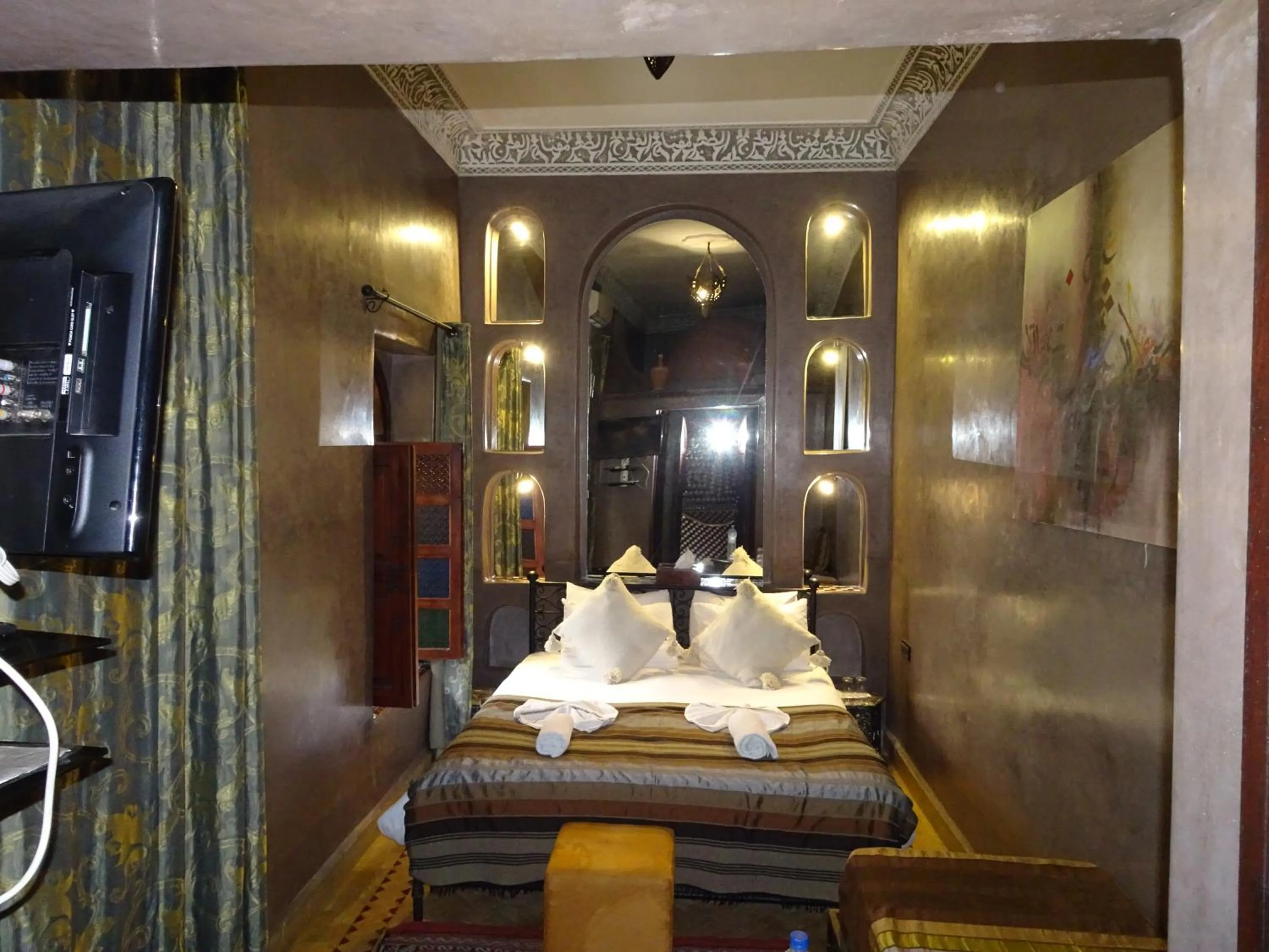 Bed in Riad Alma Mouassine