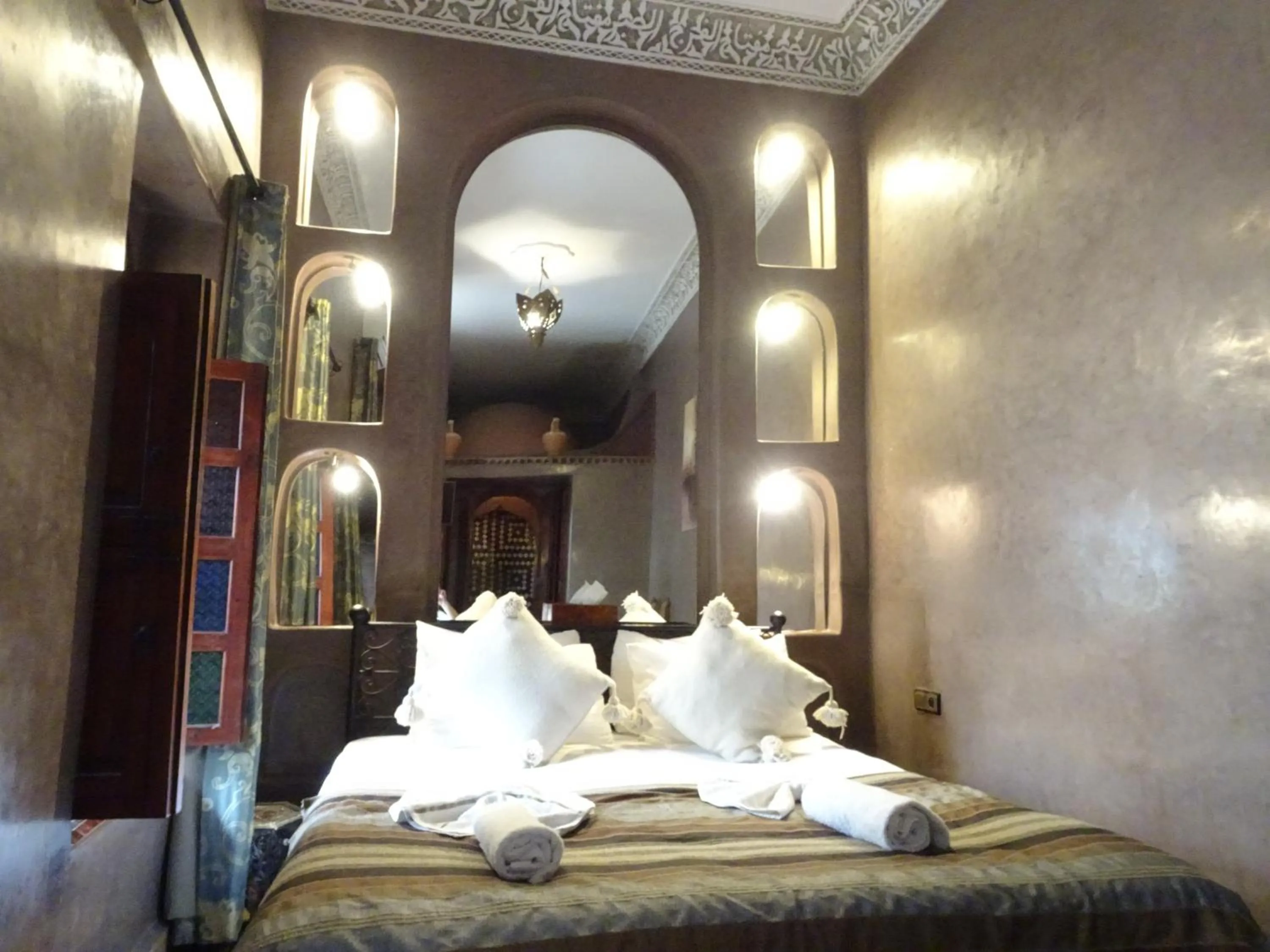 Bed in Riad Alma Mouassine