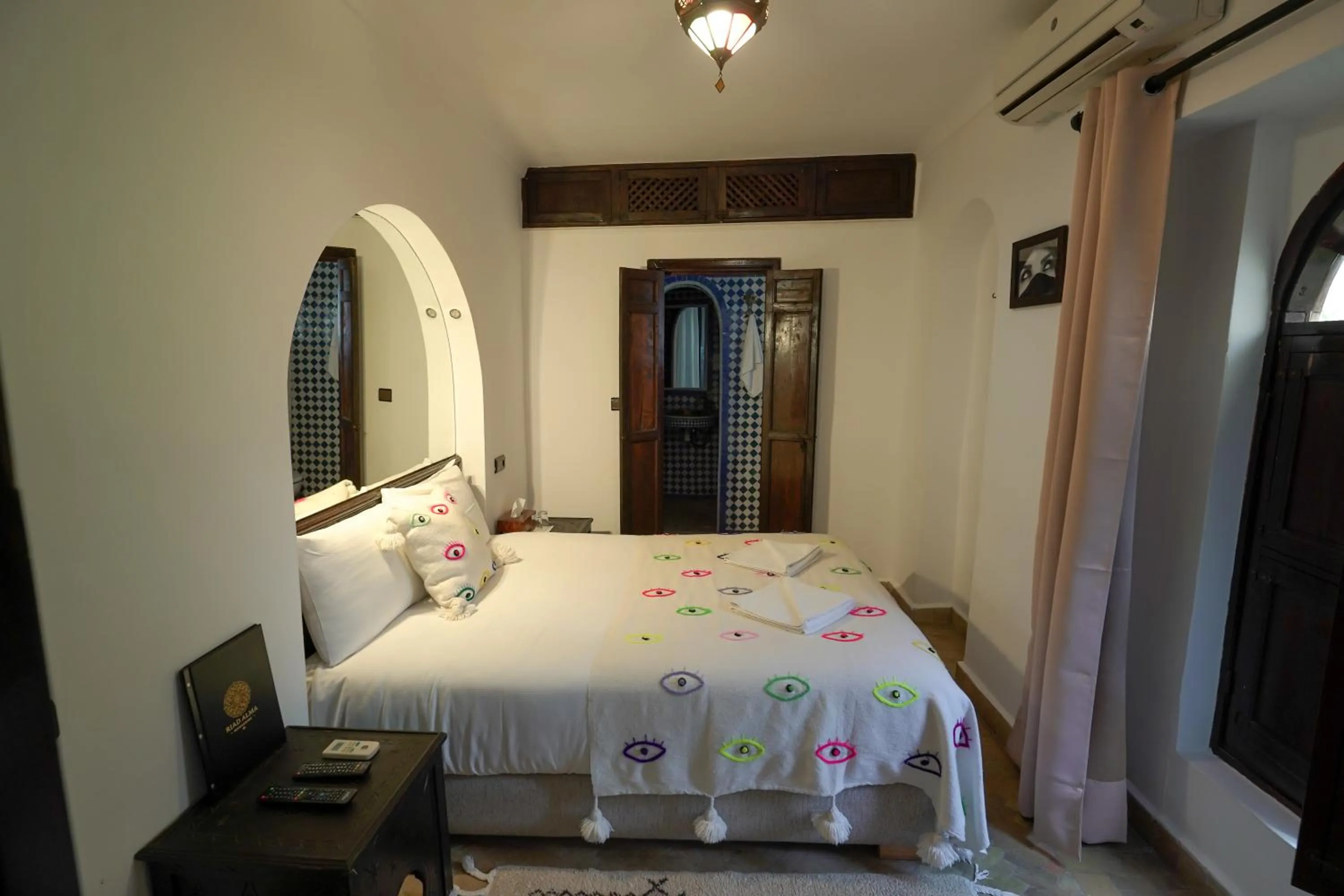 Bed in Riad Alma Mouassine