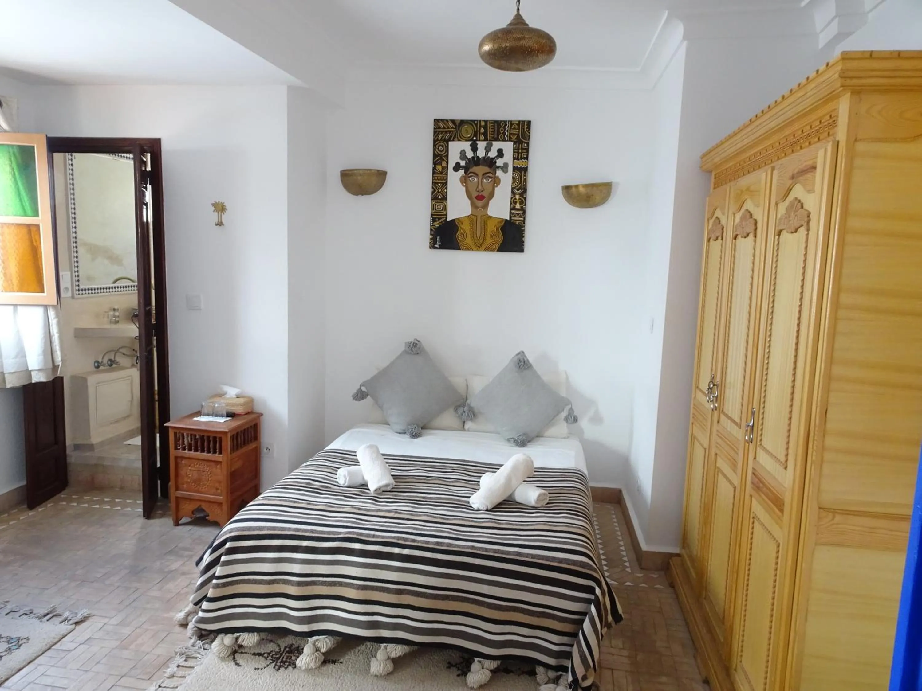 Bed in Riad Alma Mouassine