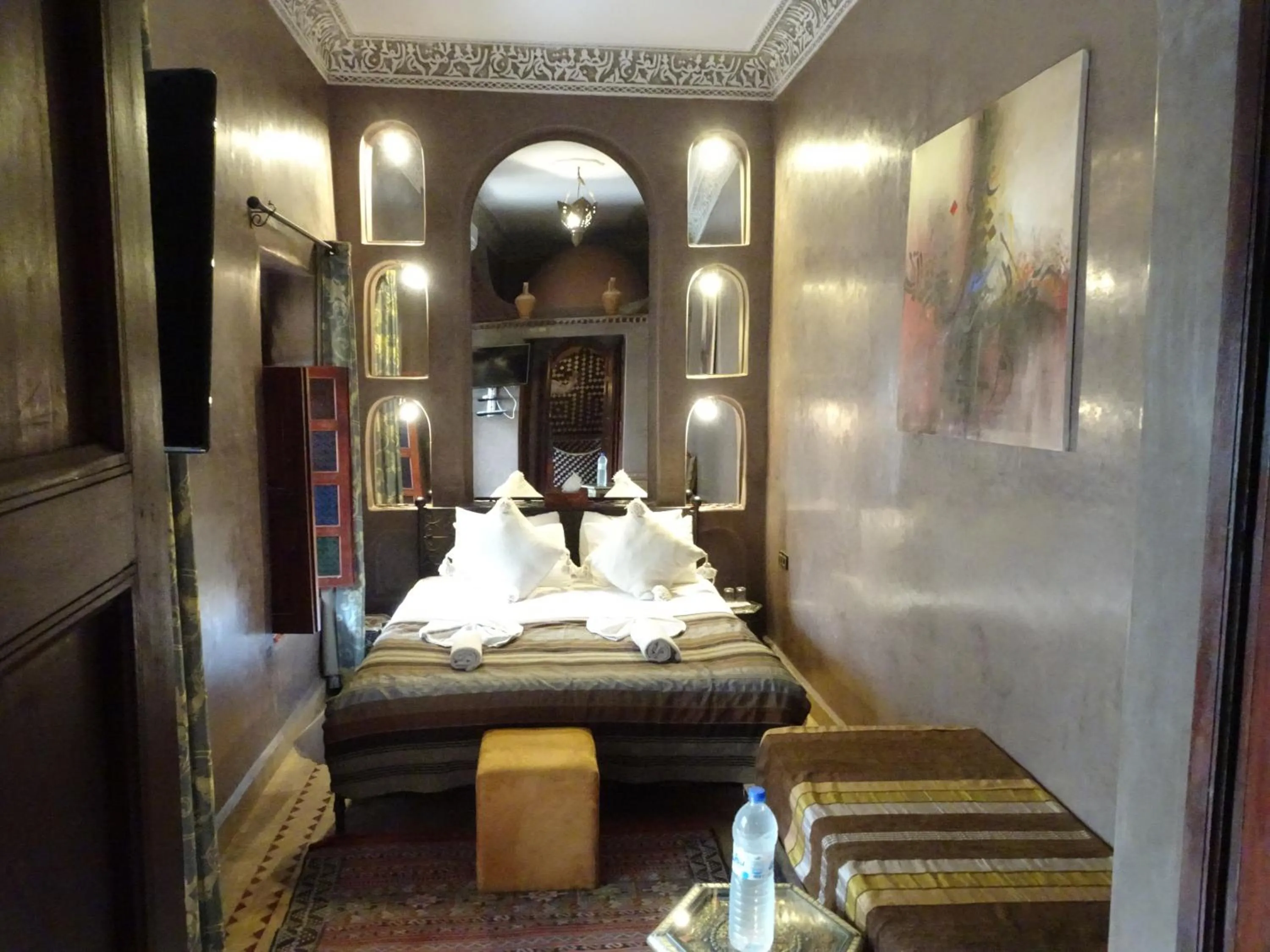 Bed in Riad Alma Mouassine