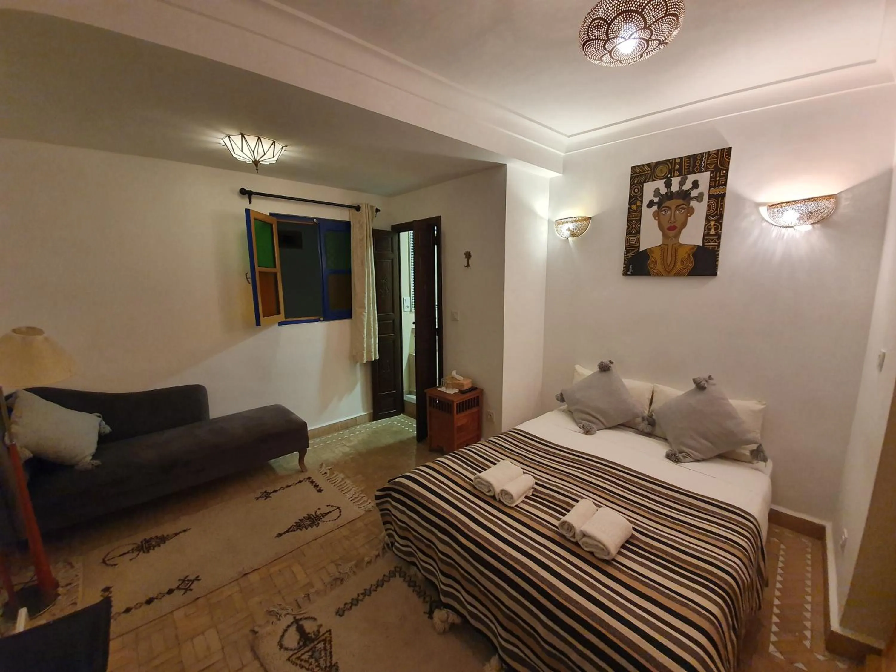 Bed in Riad Alma Mouassine