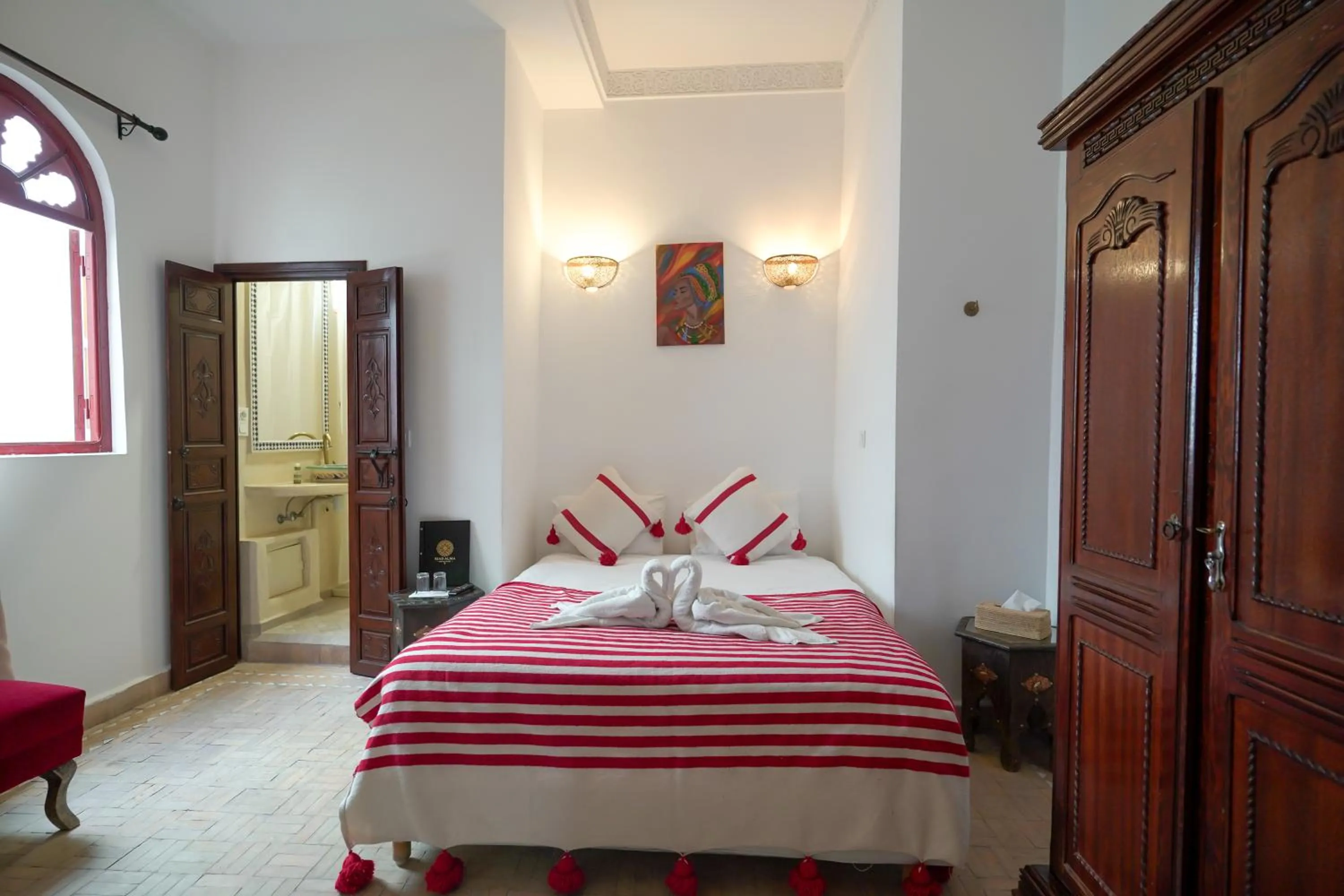 Bed in Riad Alma Mouassine