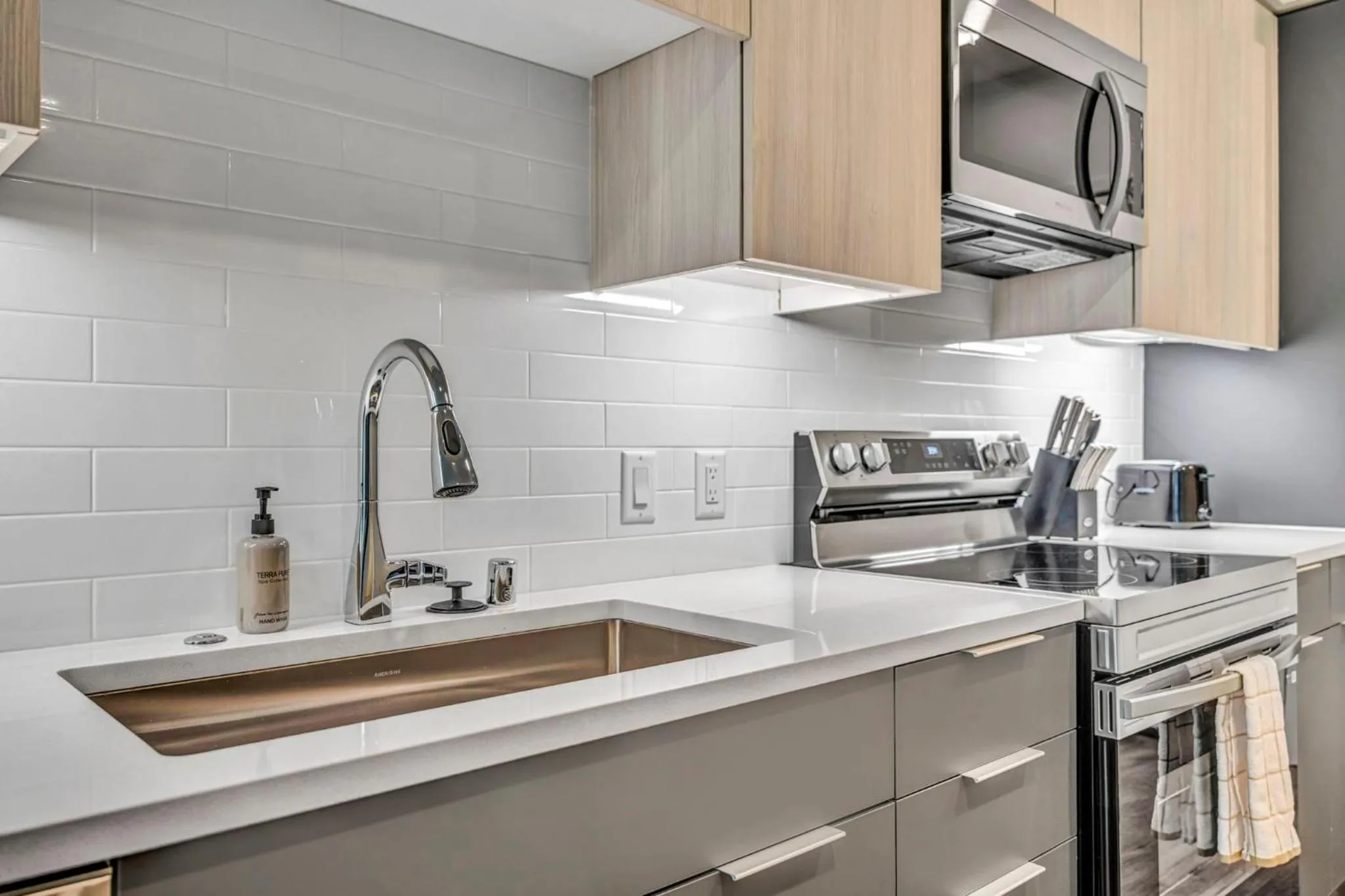 Kitchen or kitchenette in Placemakr Reno