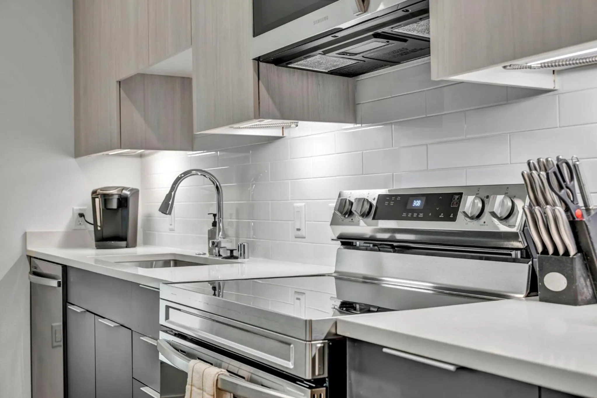 Kitchen or kitchenette in Placemakr Reno