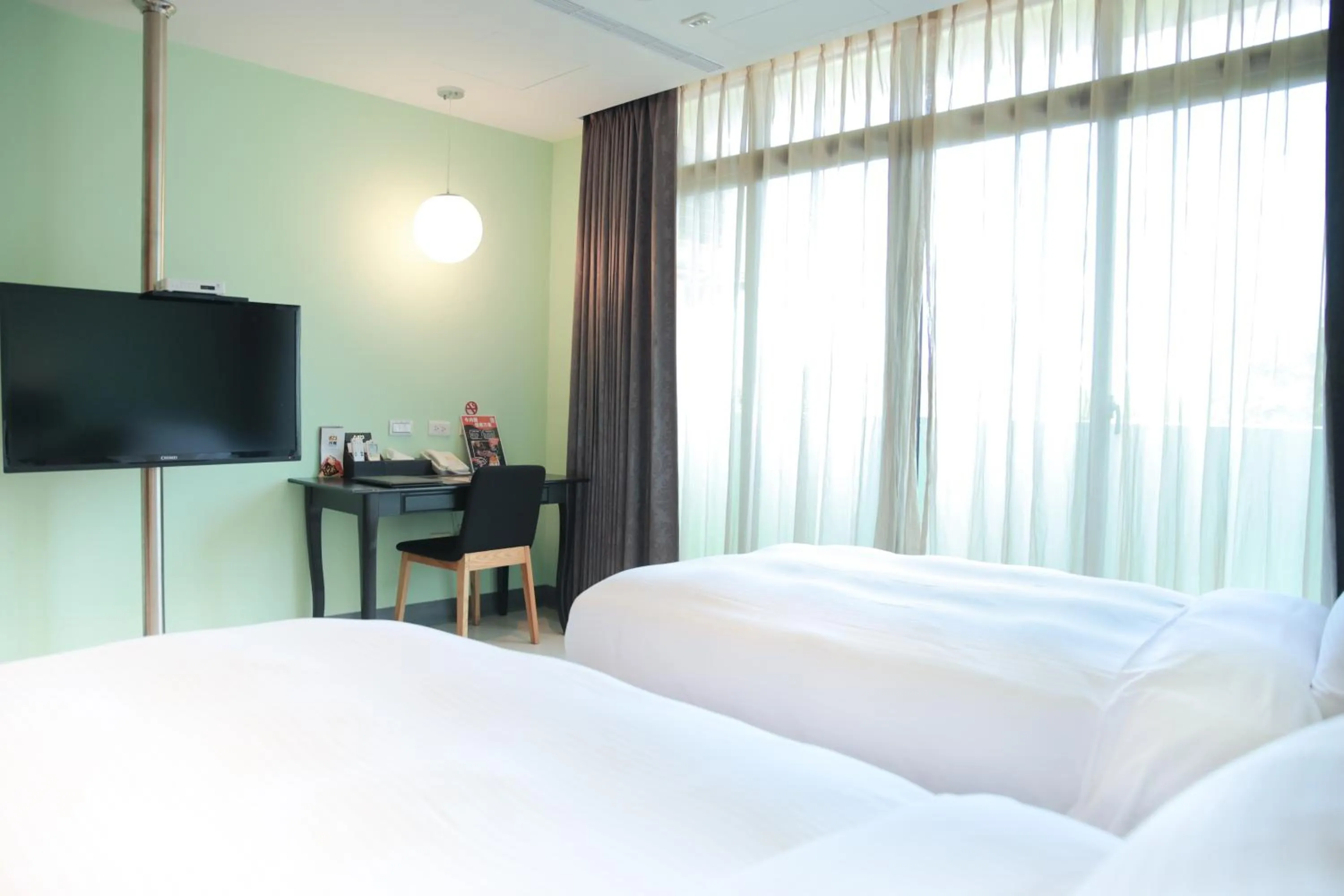 Communal lounge/ TV room, Bed in 823 Tourist Hotel