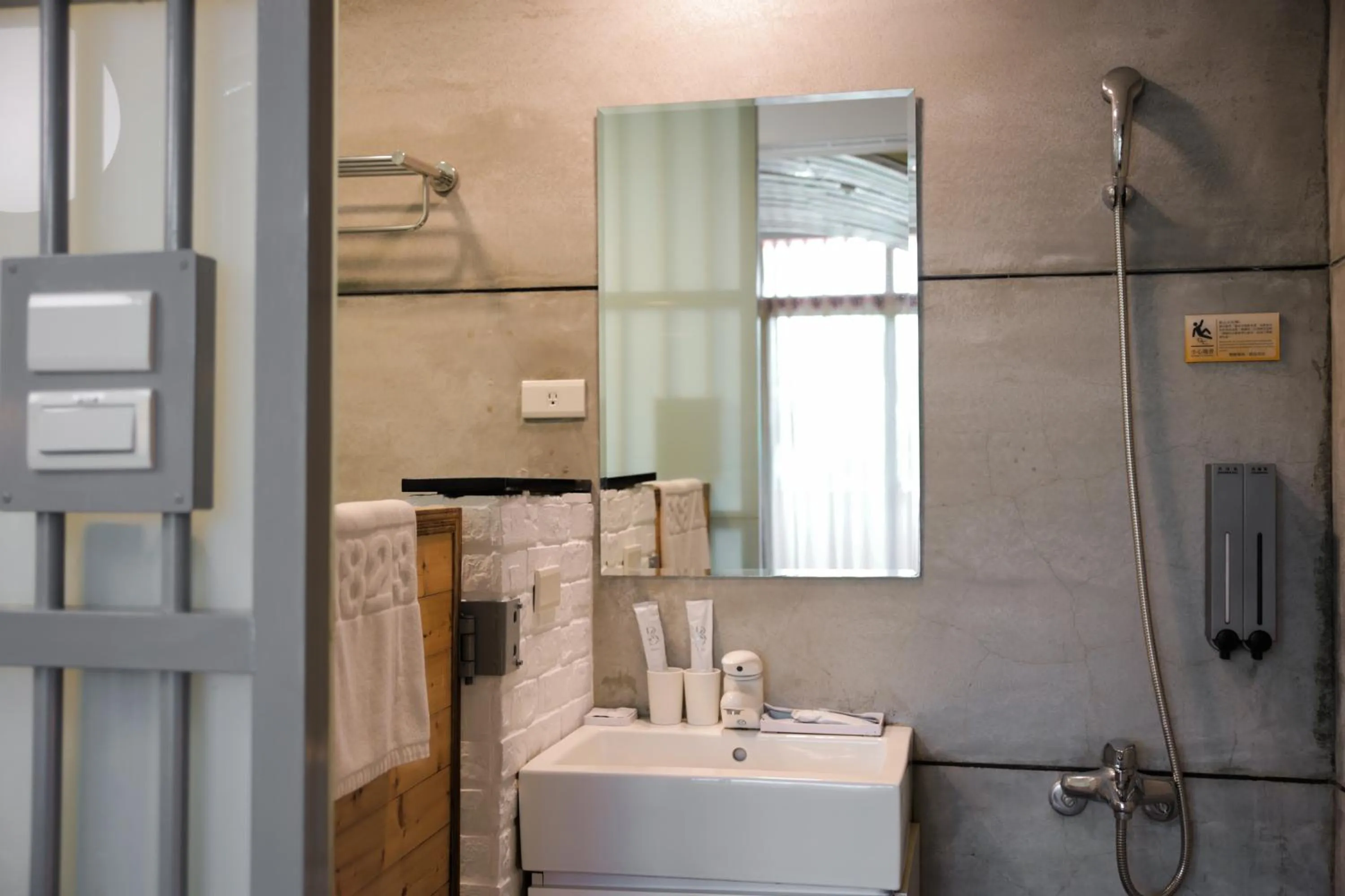 Shower in 823 Tourist Hotel