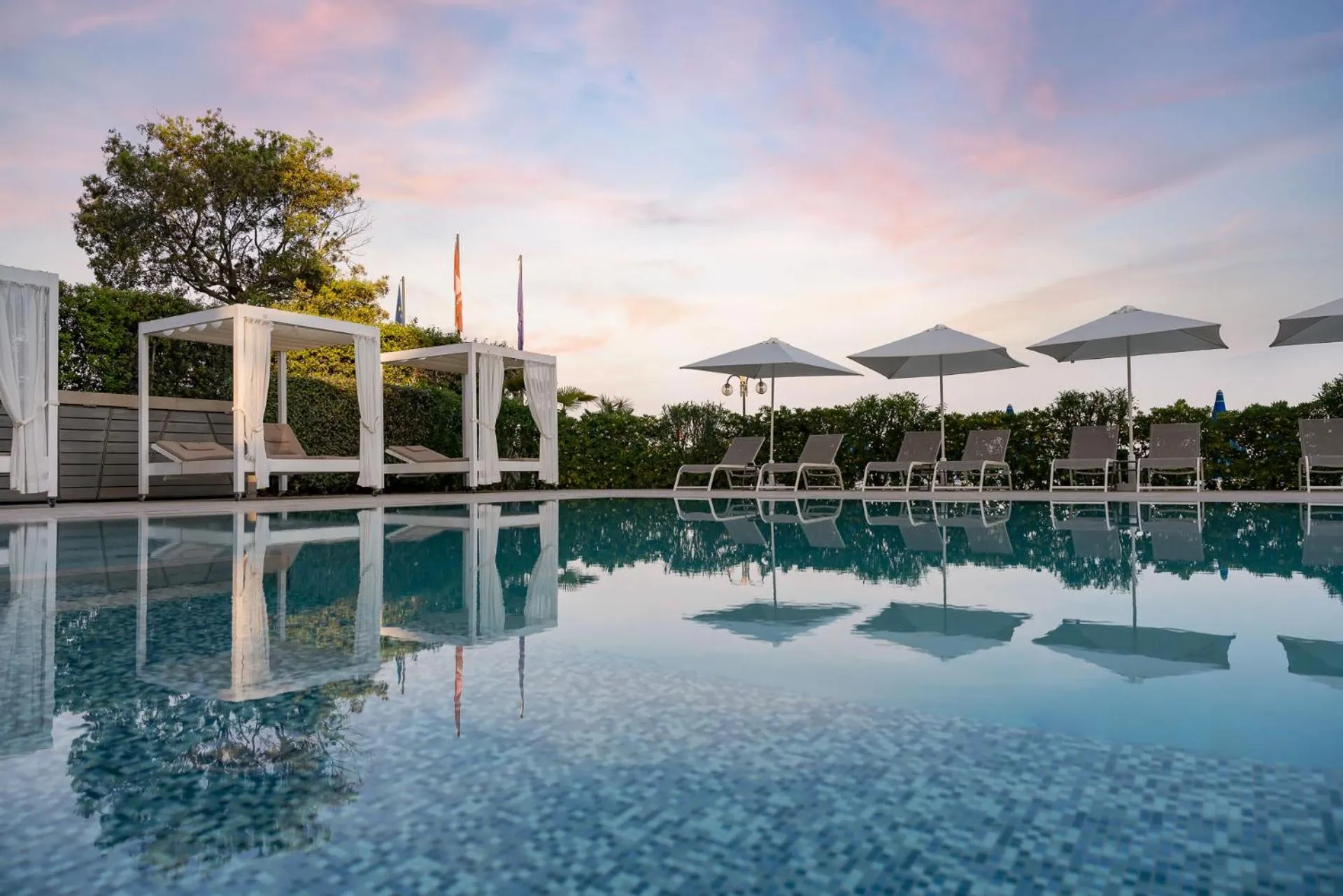 Swimming pool in Hotel Orient & Pacific