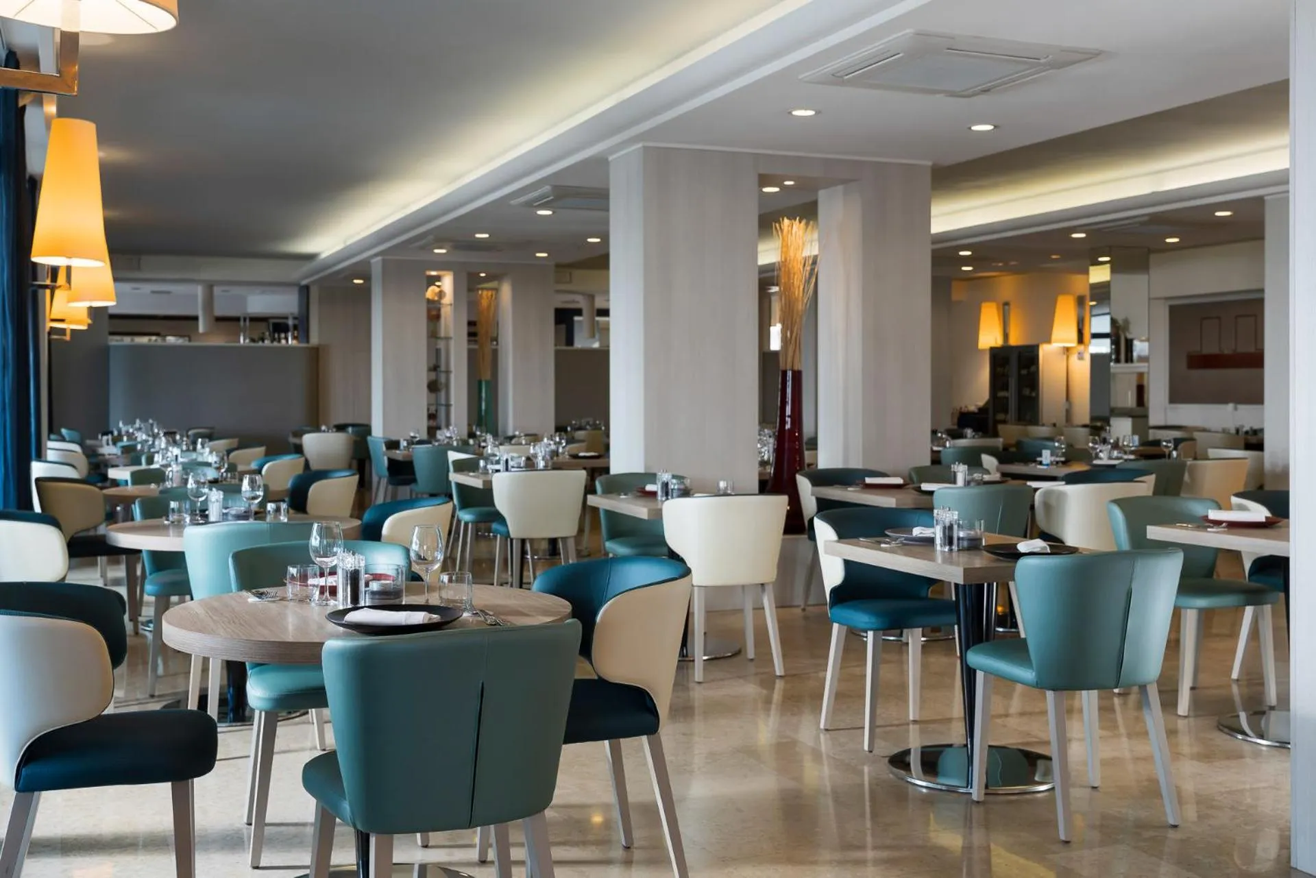 Restaurant/places to eat in Hotel Orient & Pacific