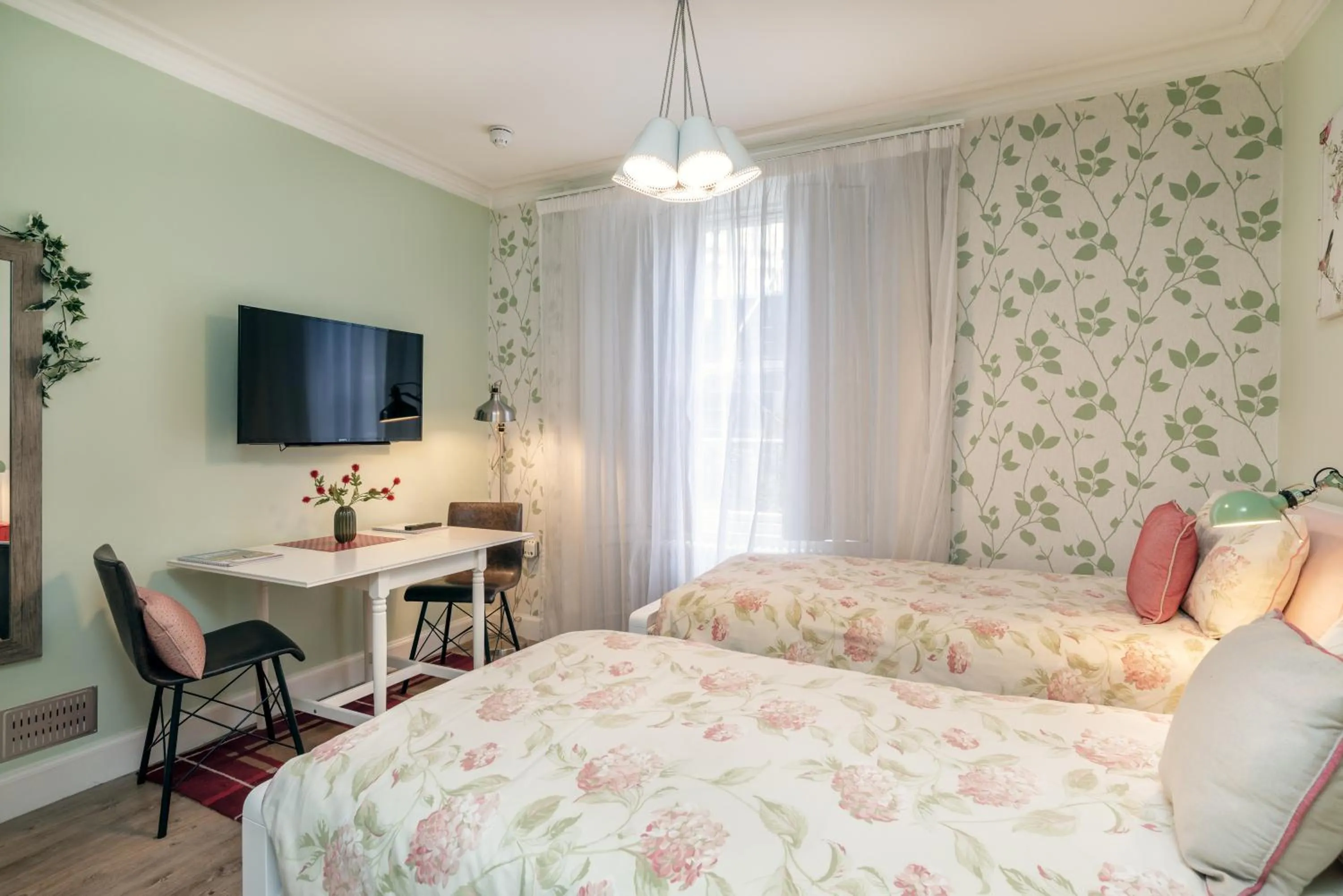 Photo of the whole room, Bed in Haymarket Apartments